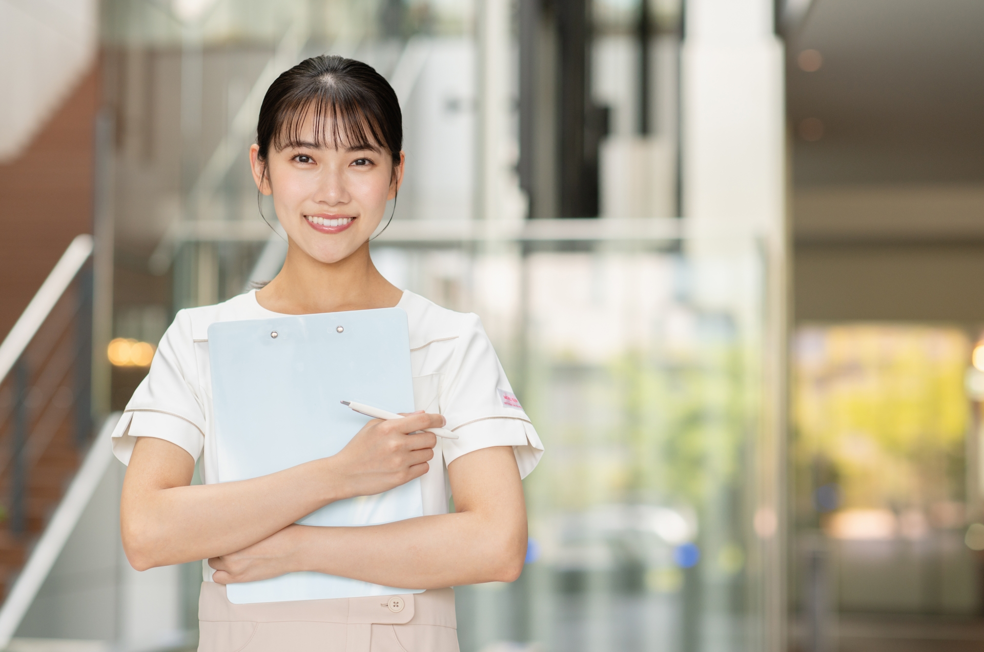 クリニックで働く若い女性