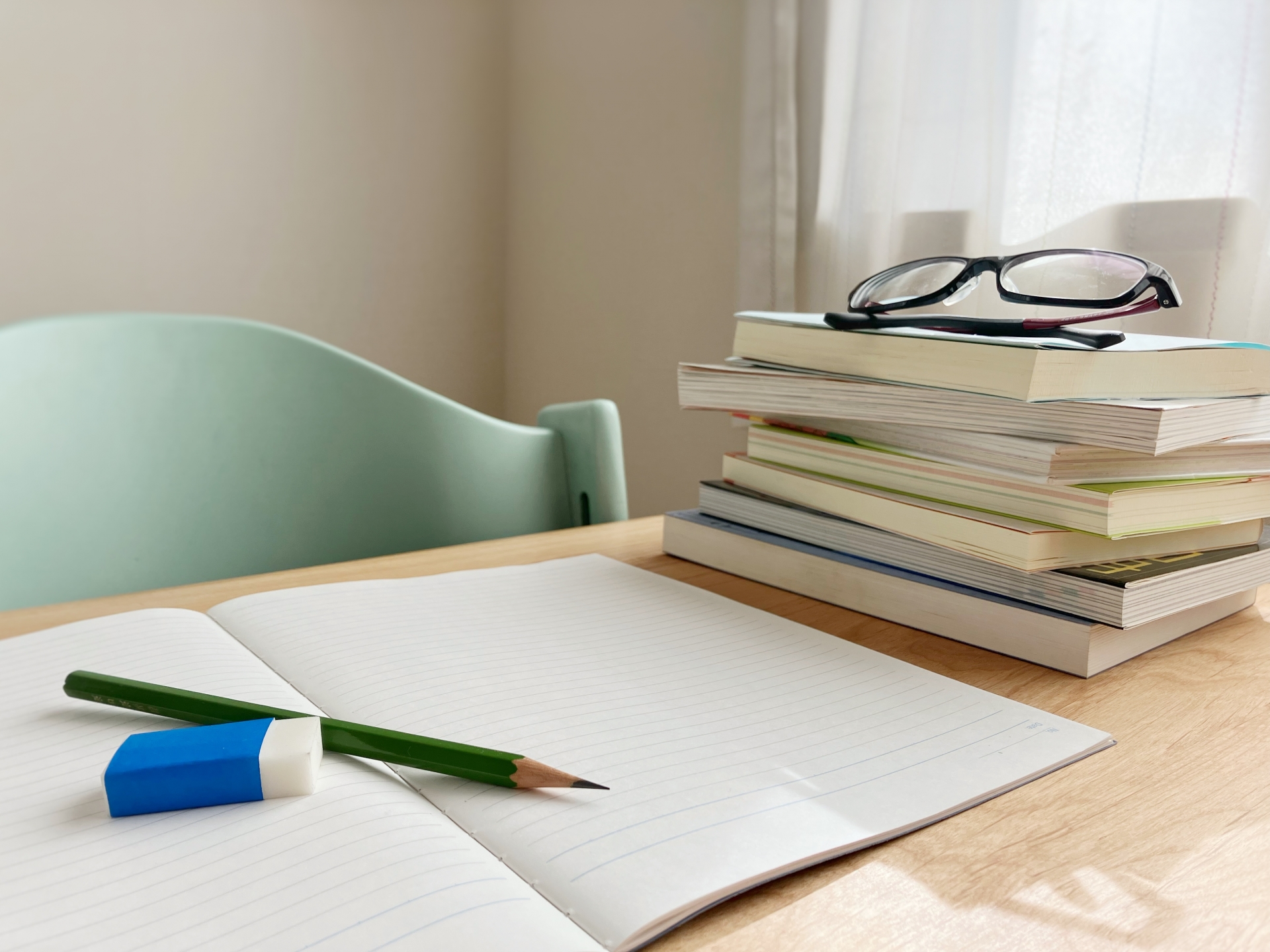 積み上げられた書籍とノート