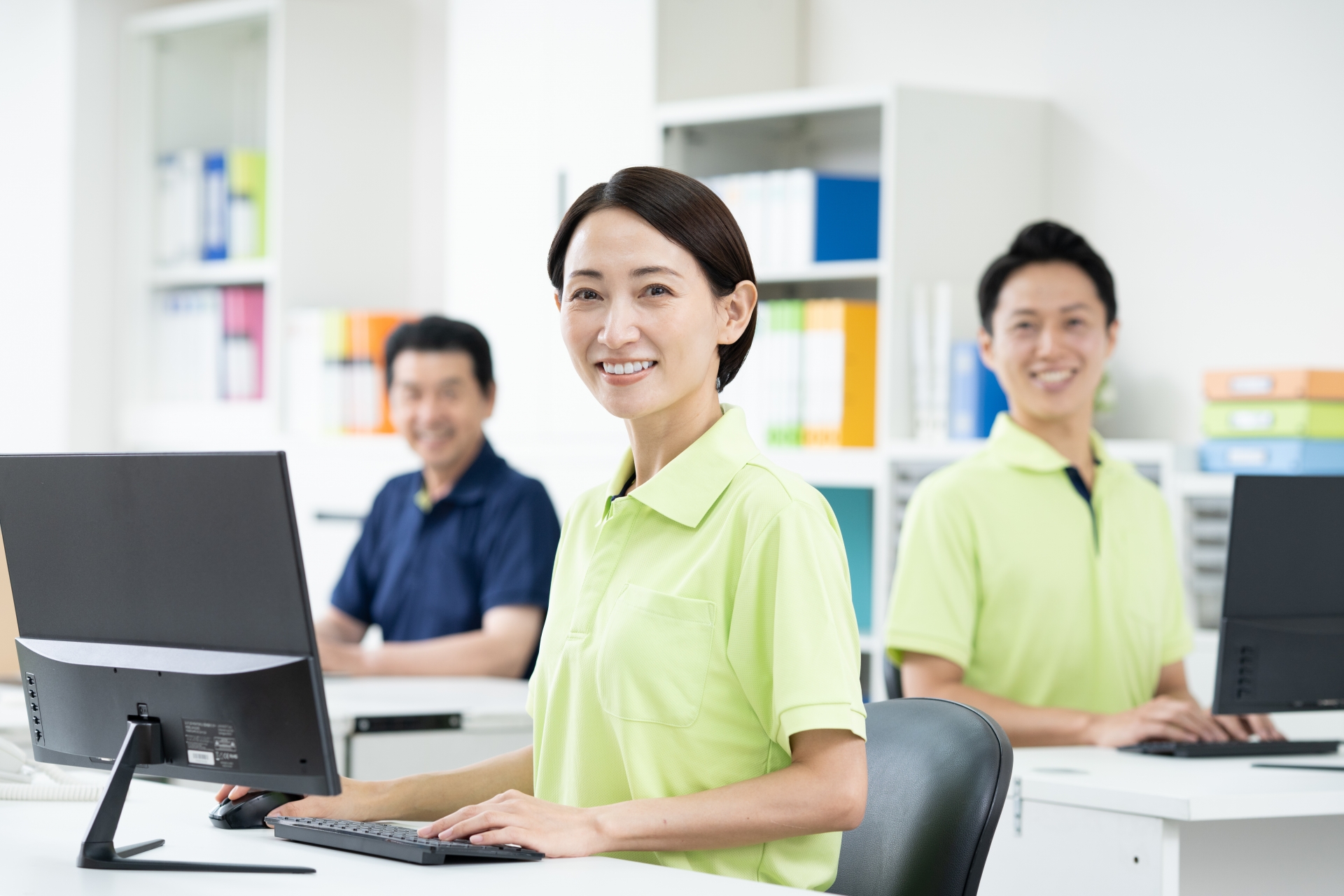 事務作業をする介護士