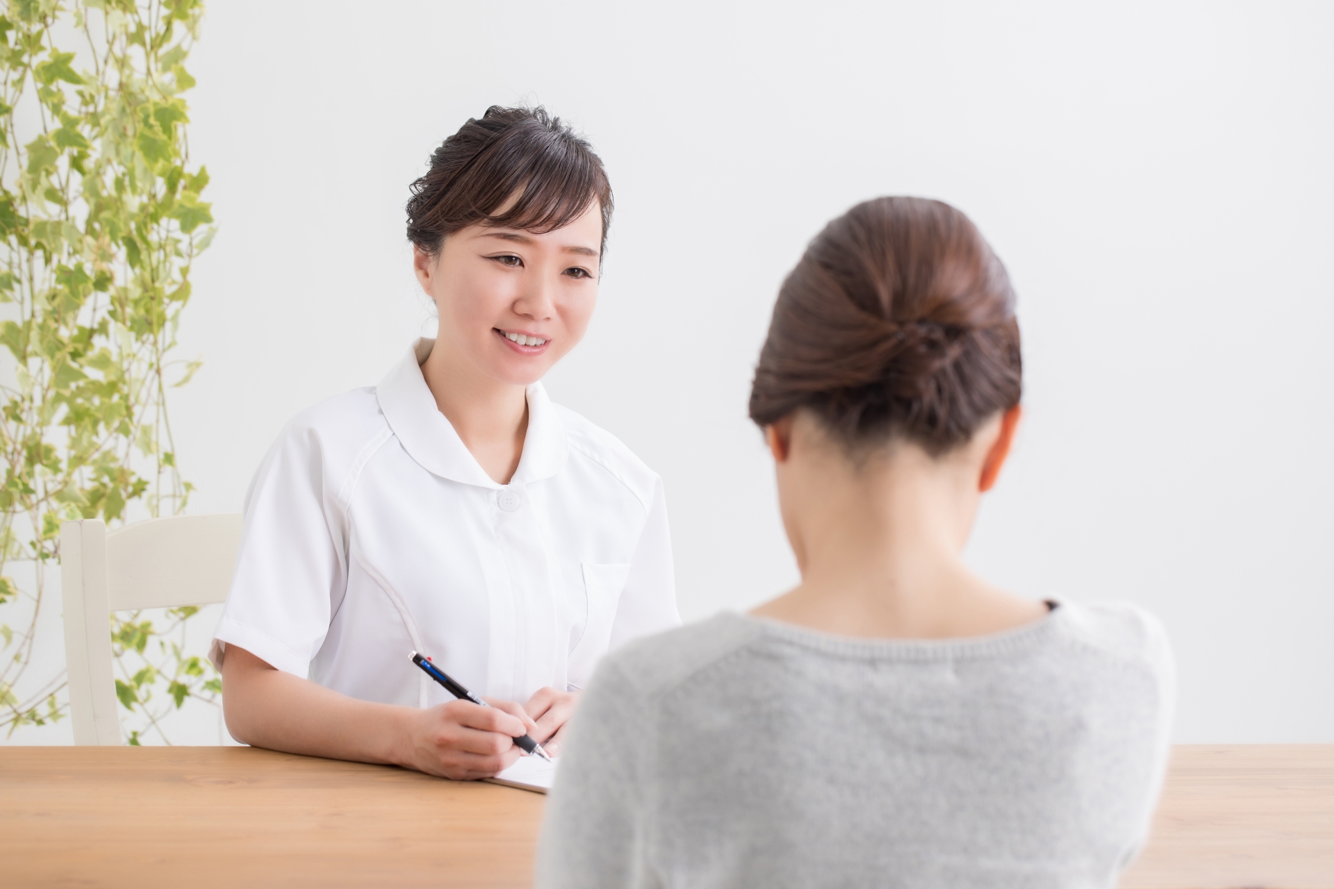 悩む女性をカウンセリング