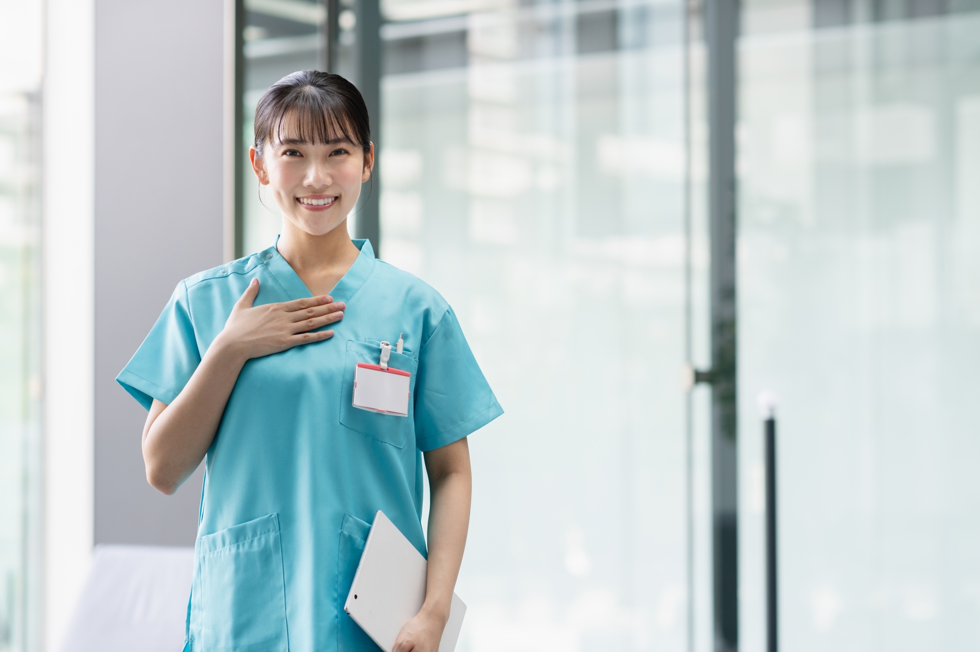胸に手を当てて立つ介護士