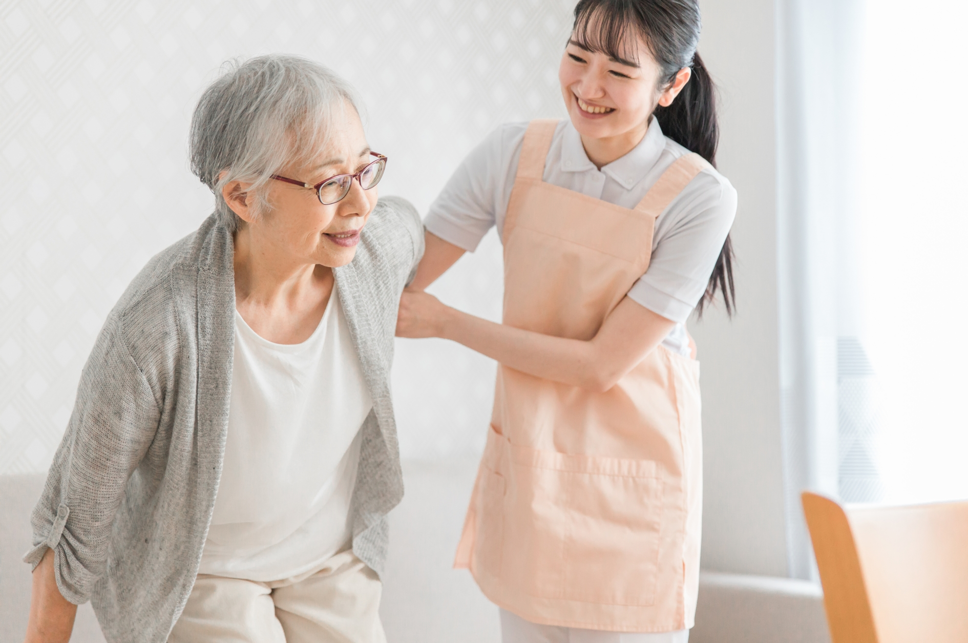 立ち上がりを介助するスタッフ