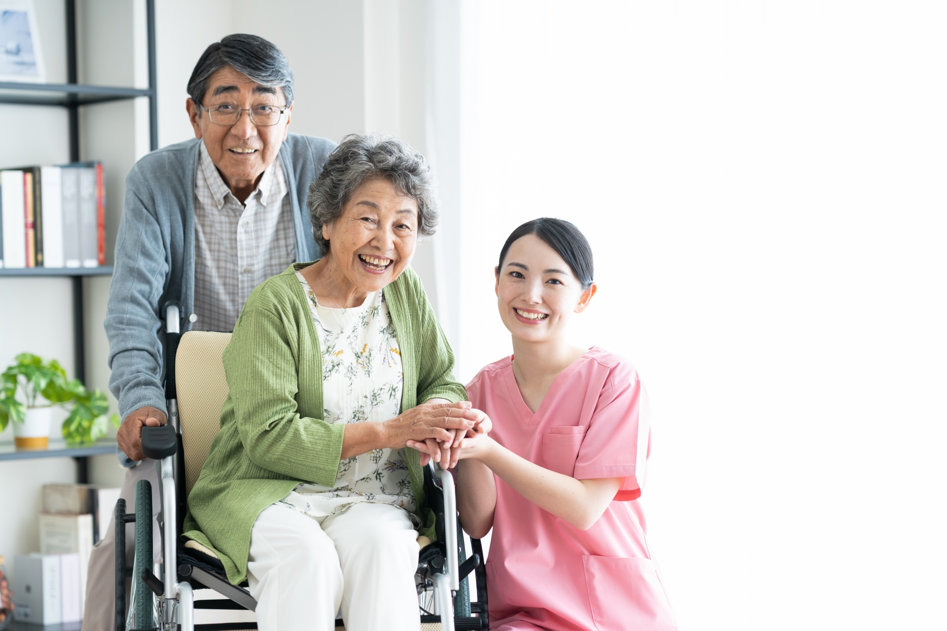 高齢者夫婦と介護士