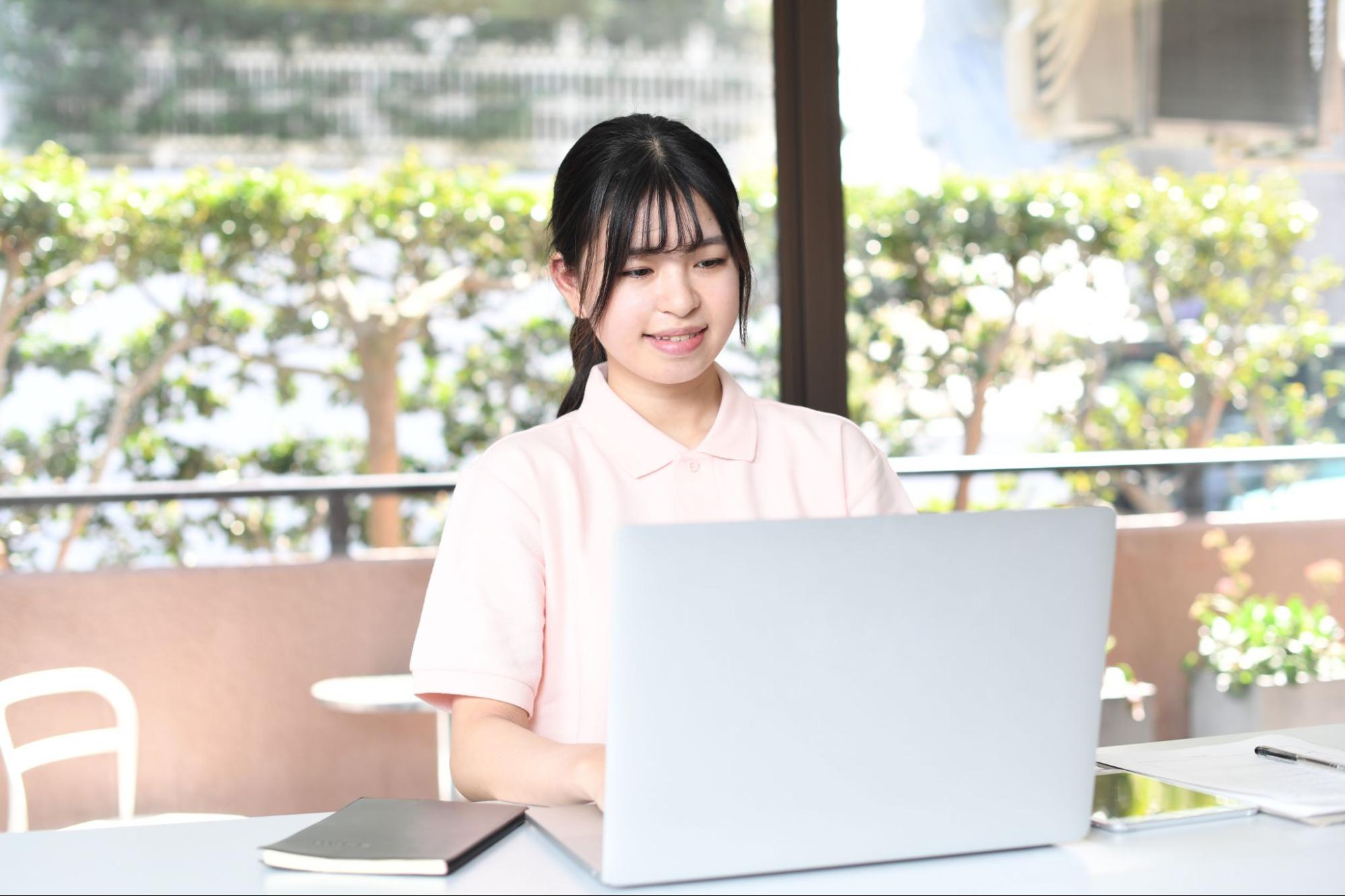 パソコン操作をする介護士