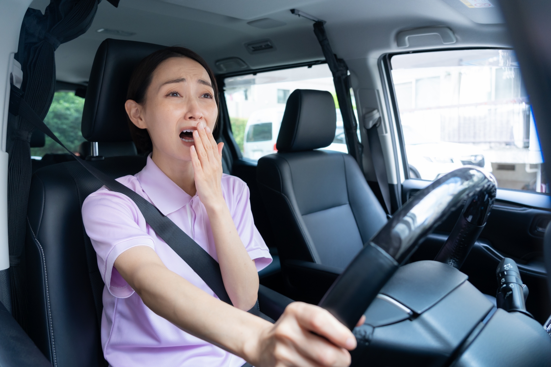 車で訪問介護をするミドルの女性介護士