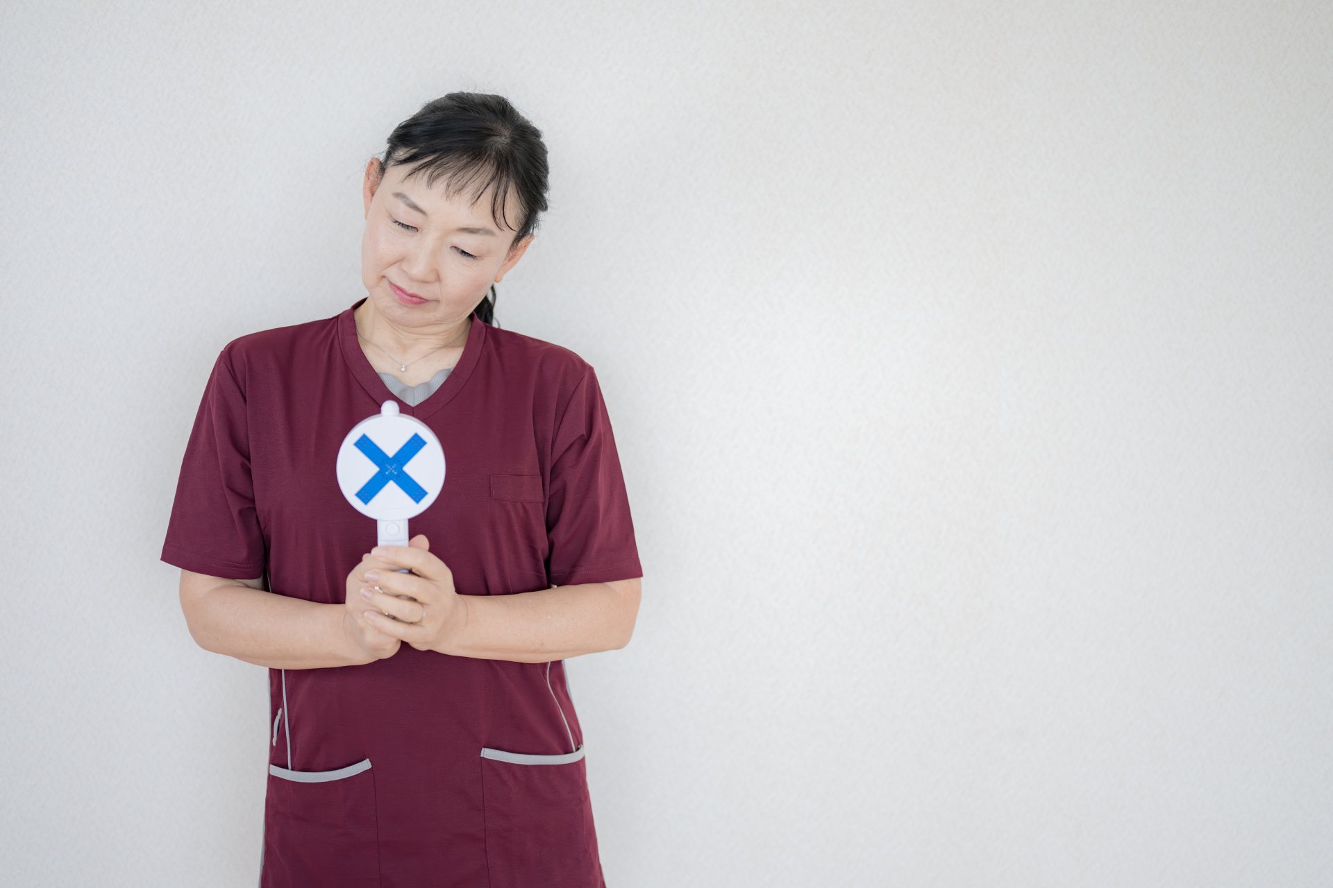 暗い表情のスクラブ女性