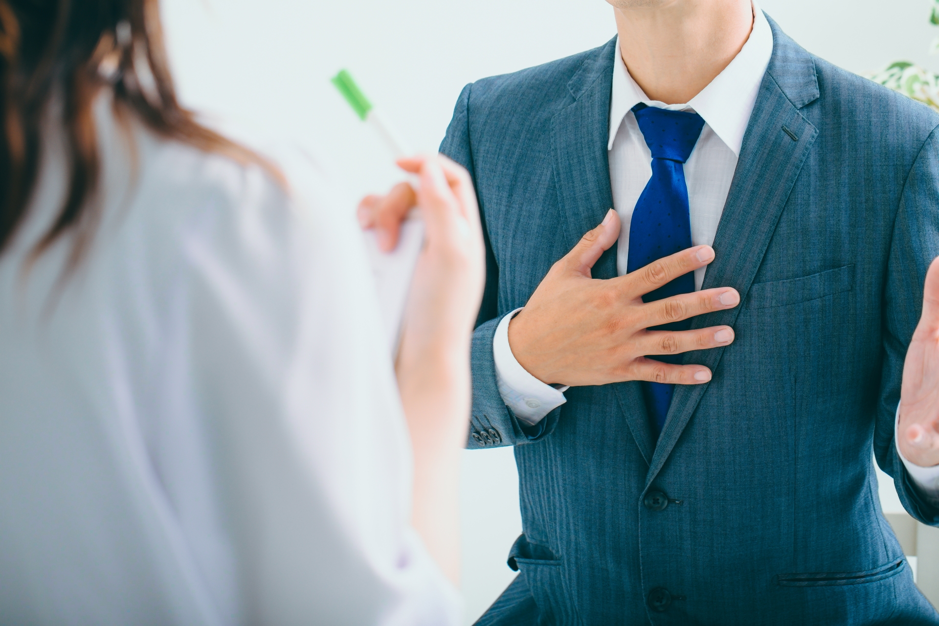 面接を受けるスーツの男性