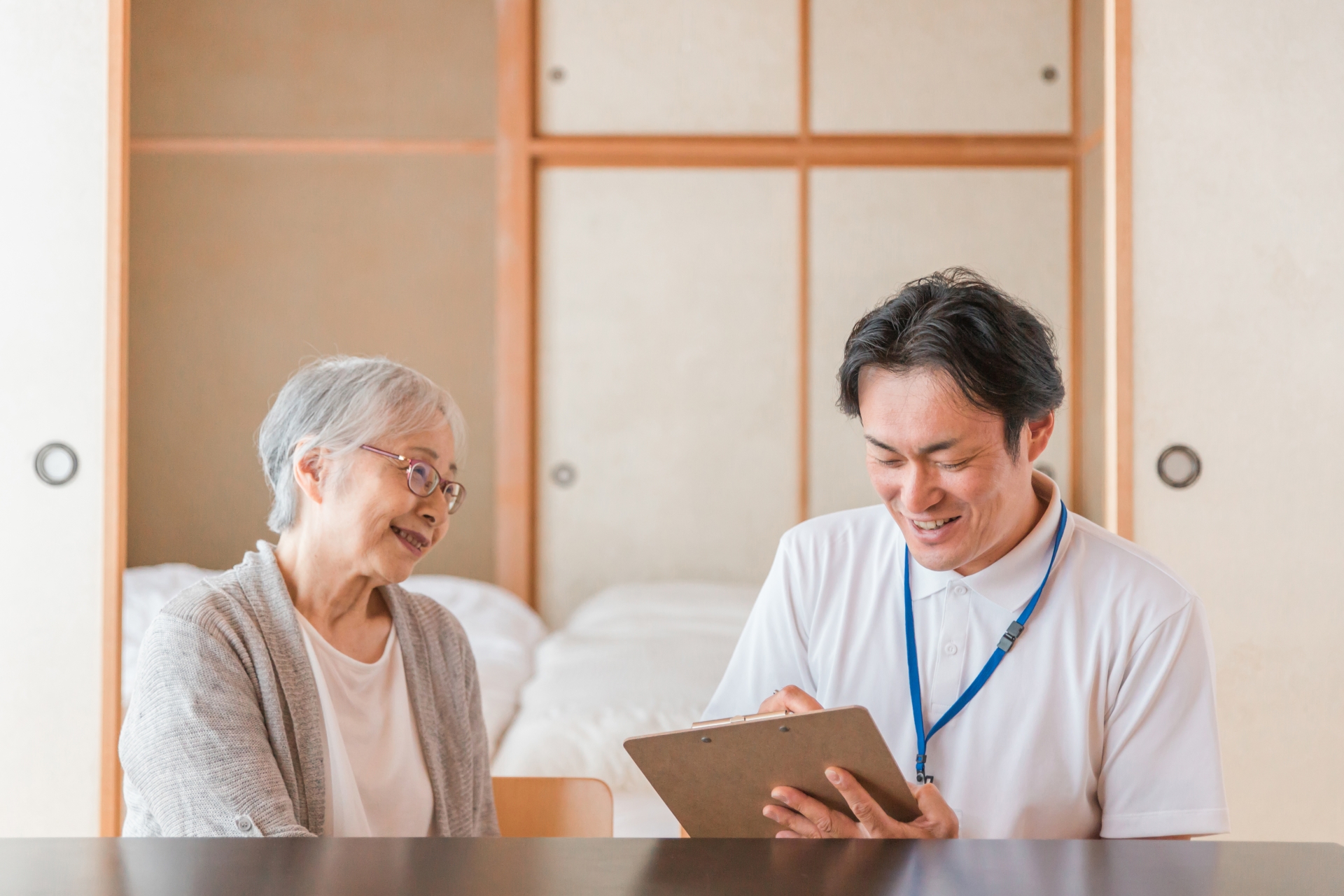 利用者宅を訪れる男性介護士