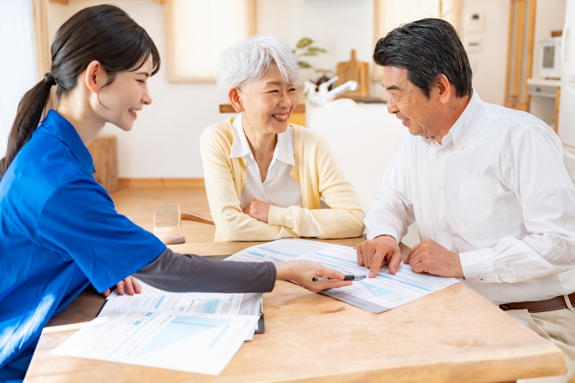 ケアプランを考える高齢夫婦とケアマネジャー