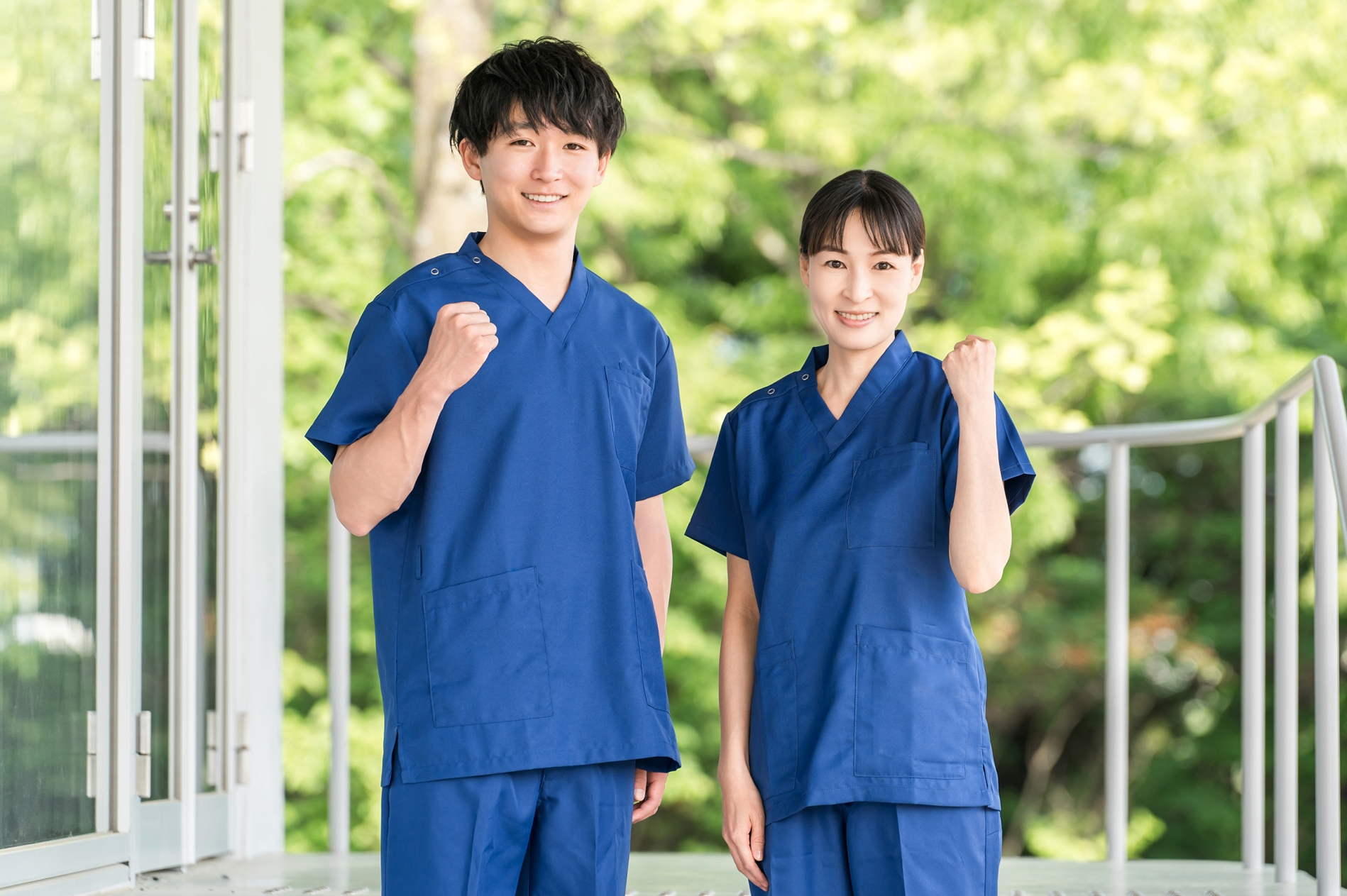 病院・施設の前にいる看護師・介護士
