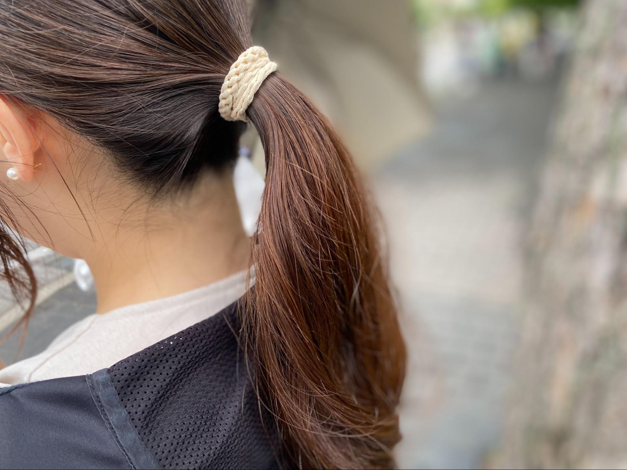 一つに結ばれた女性の髪