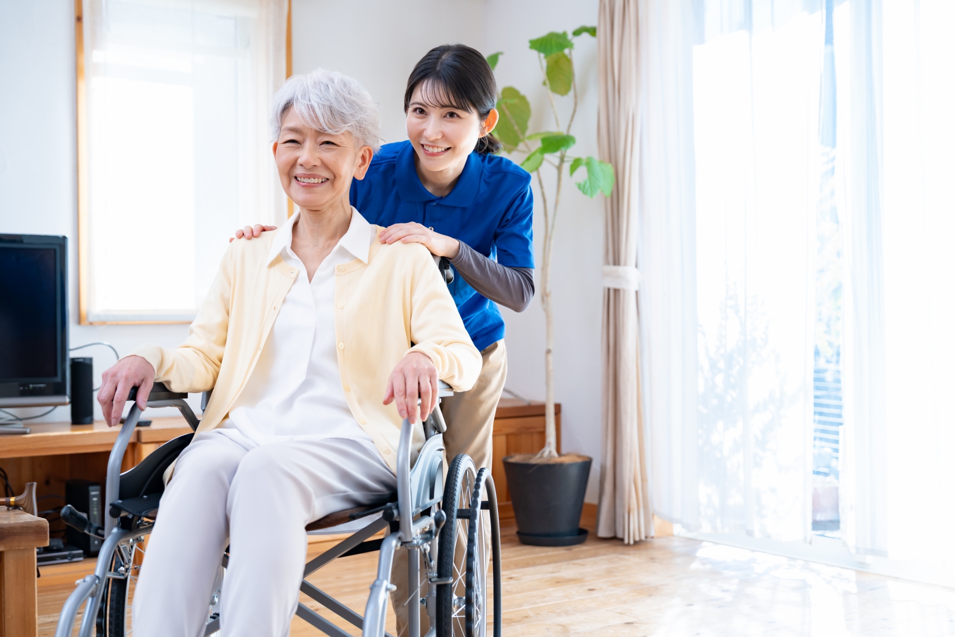高齢女性を支える介護士