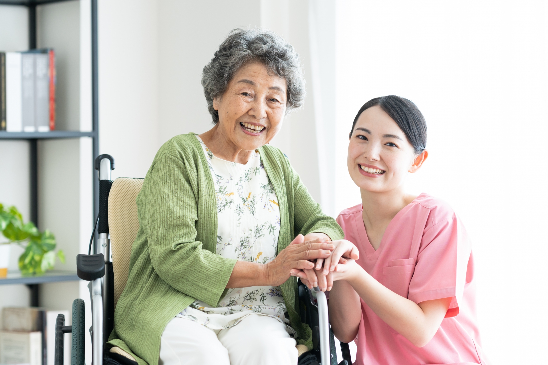 高齢者とヘルパー
