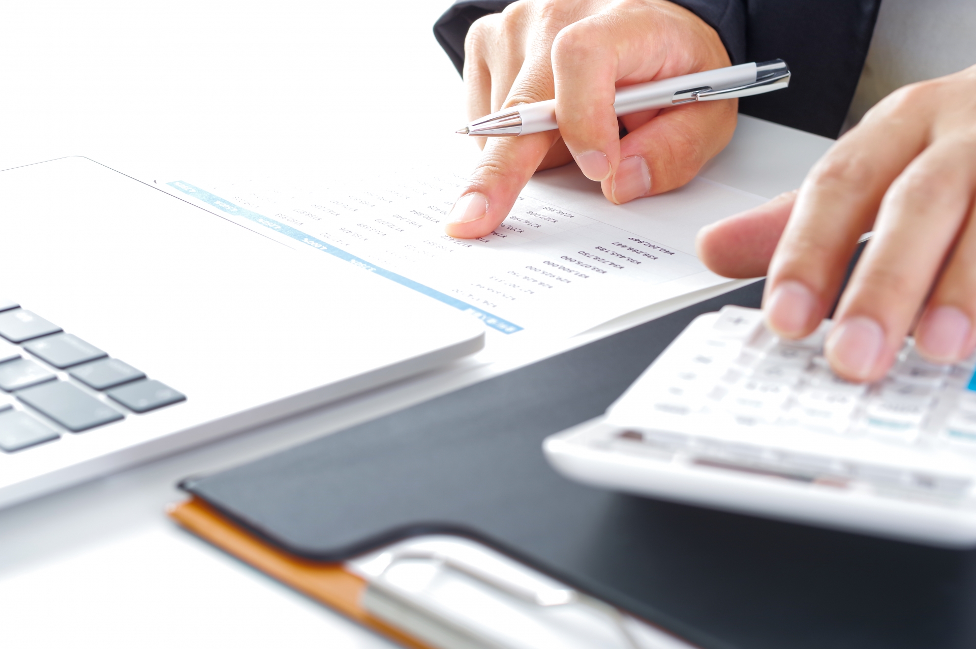 電卓で計算する人