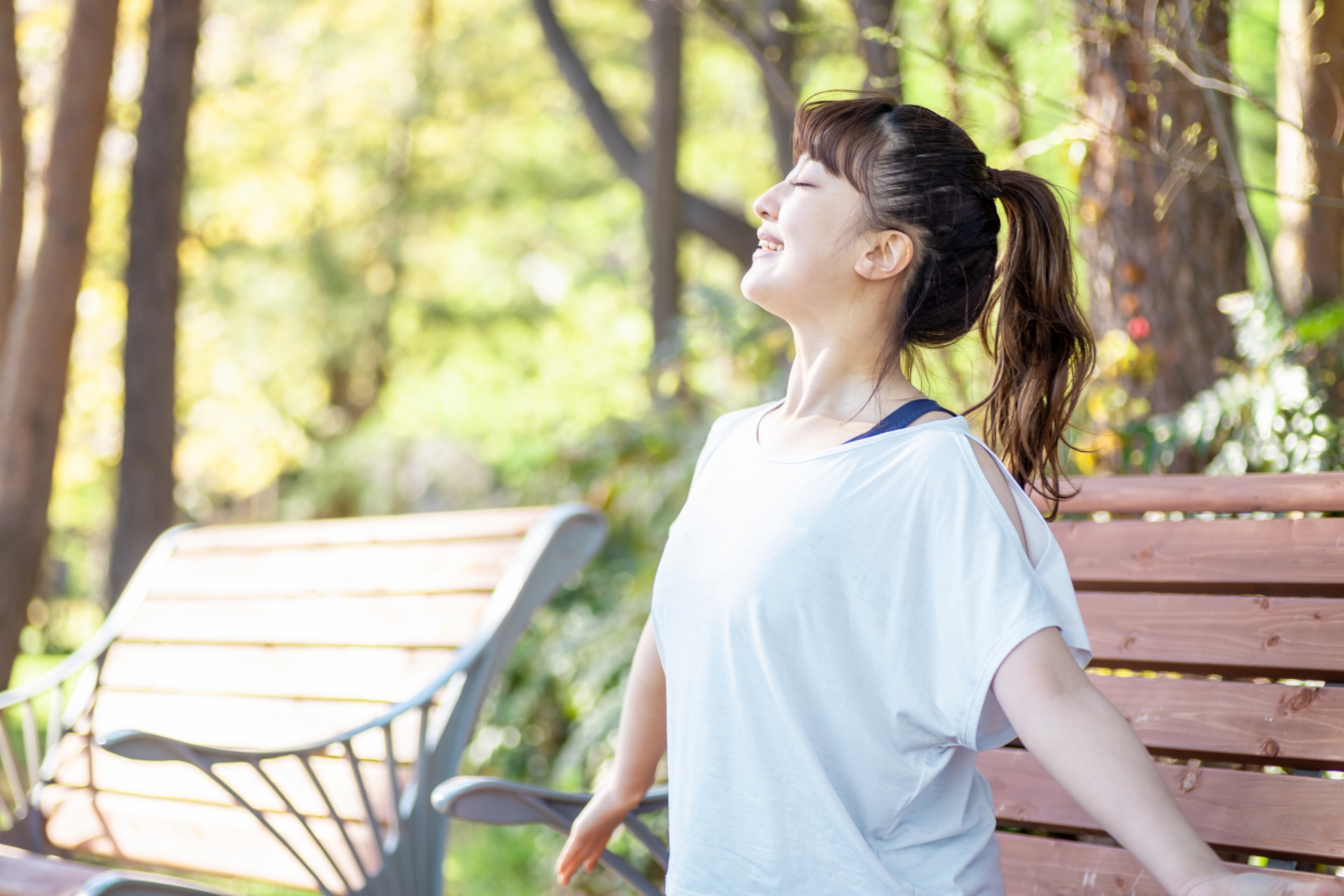 トレーニング中に休憩する女性