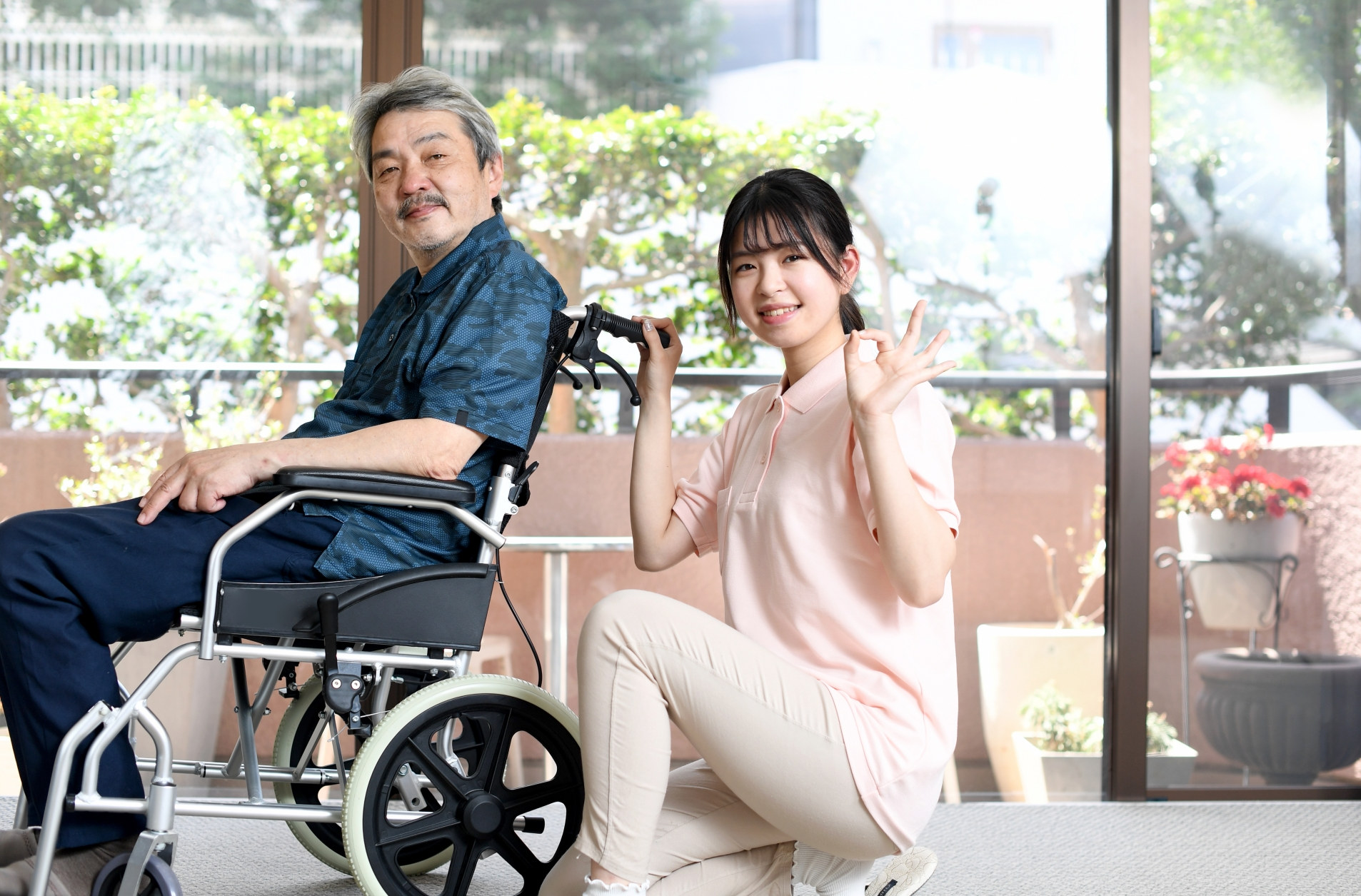 介護士と男性