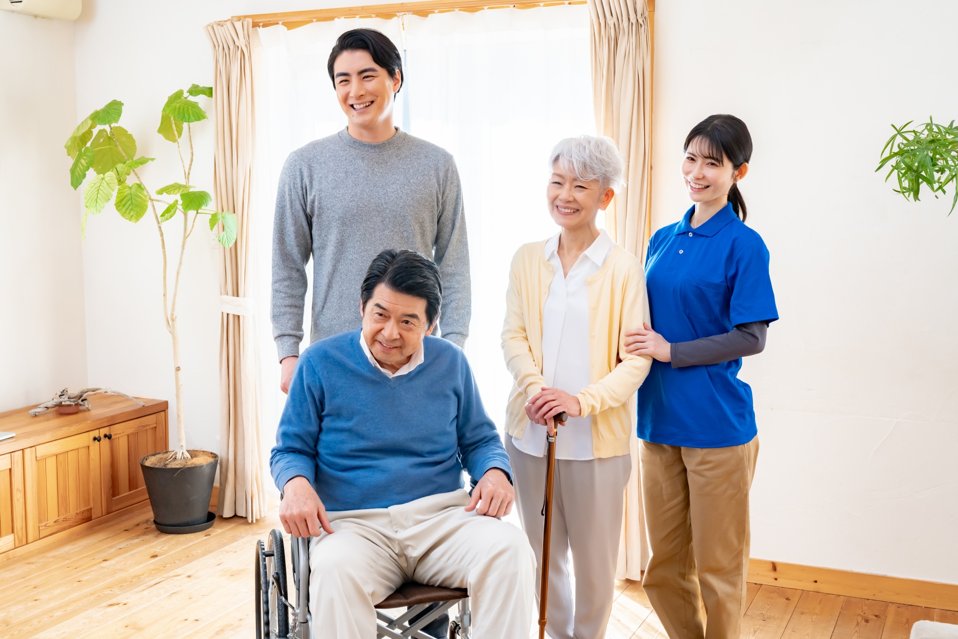 車椅子の男性とその家族