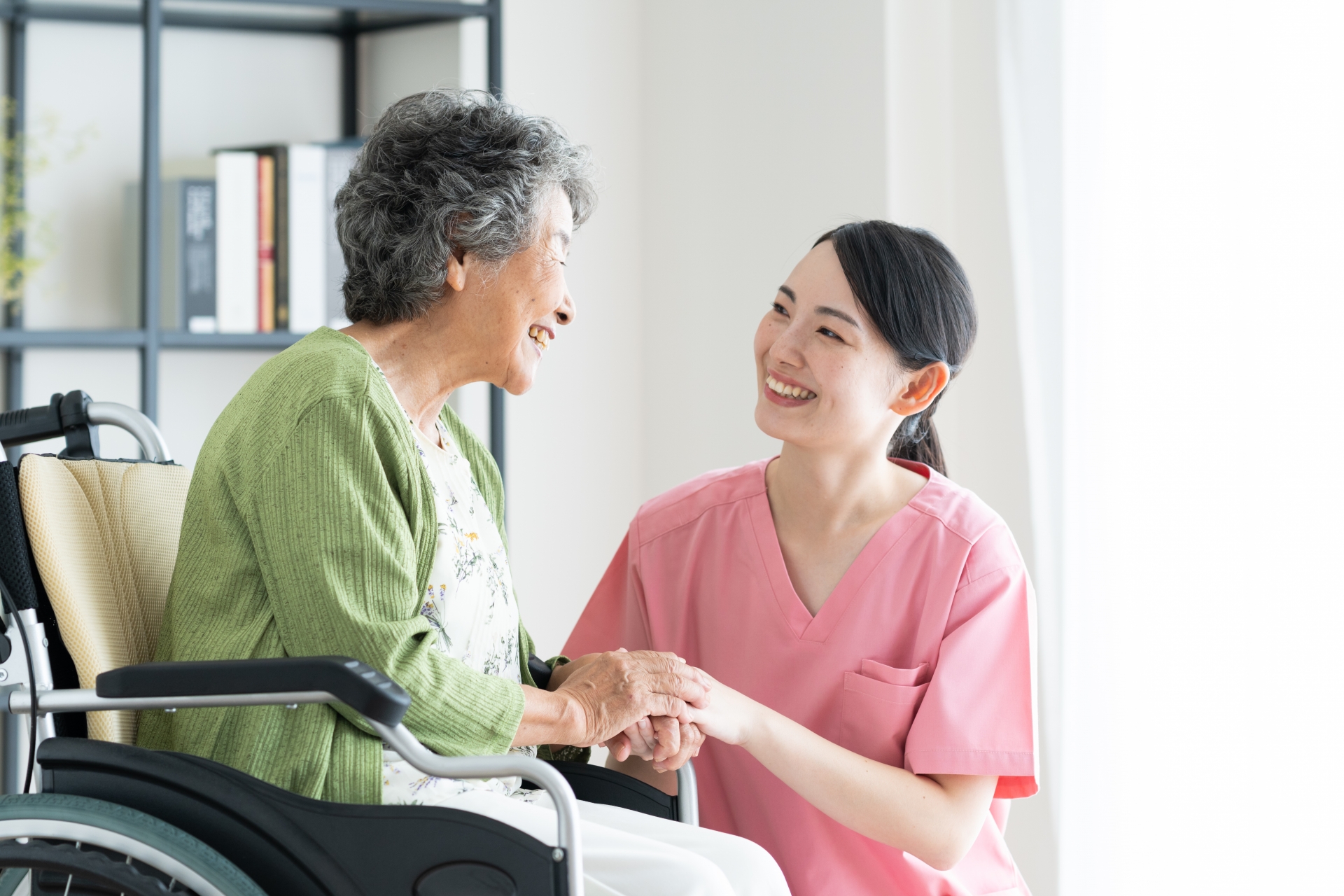 車椅子のシニアの女性と介護福祉士