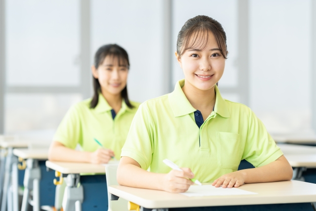 勉強する介護士