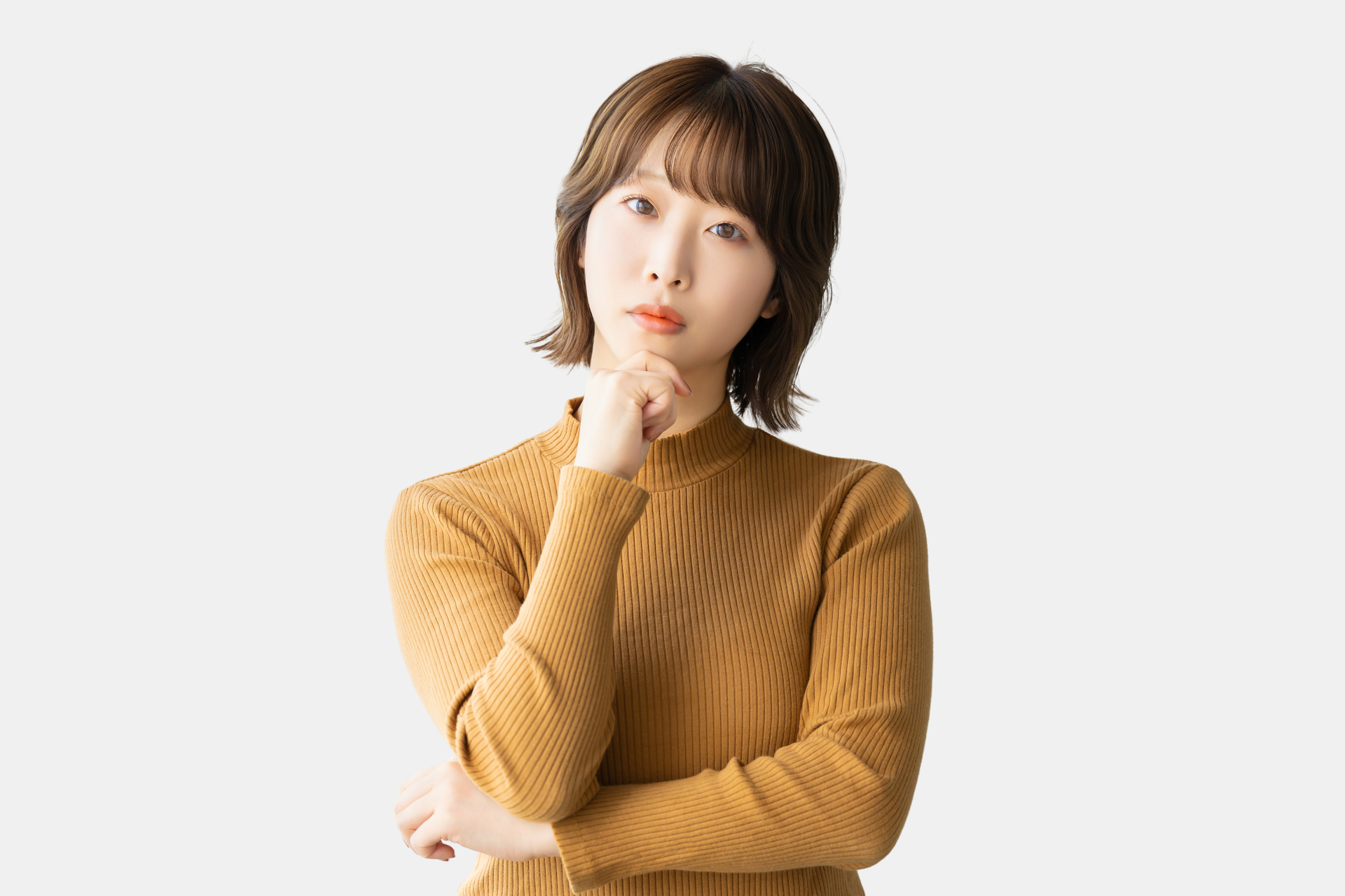 顎に手を当てて考える女性