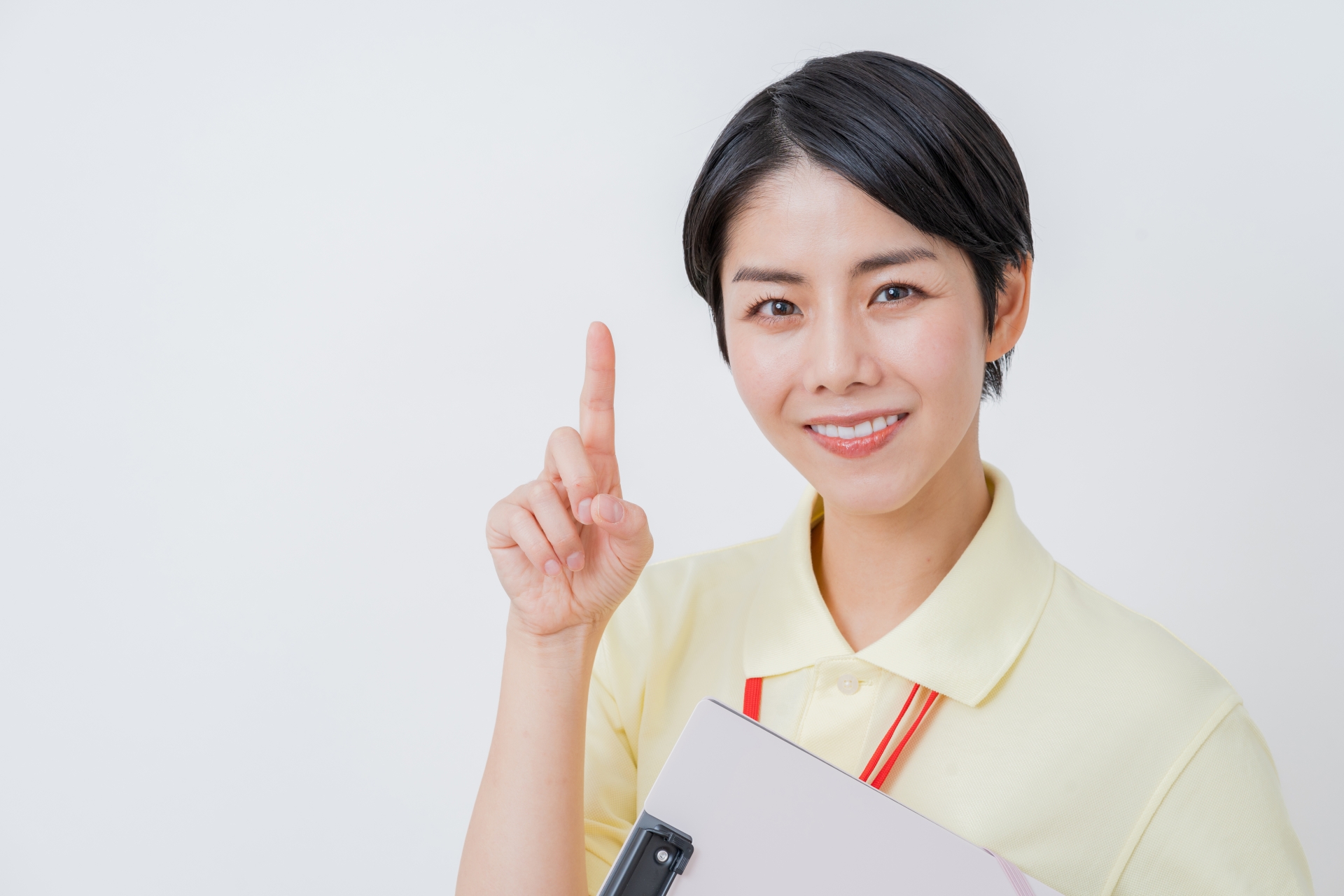 人差し指を立てて案内する介護士