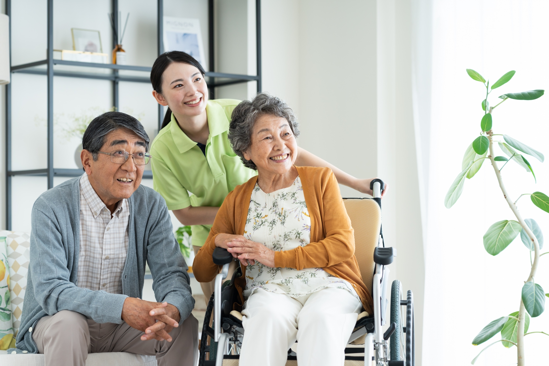 高齢夫婦と笑顔の介護士