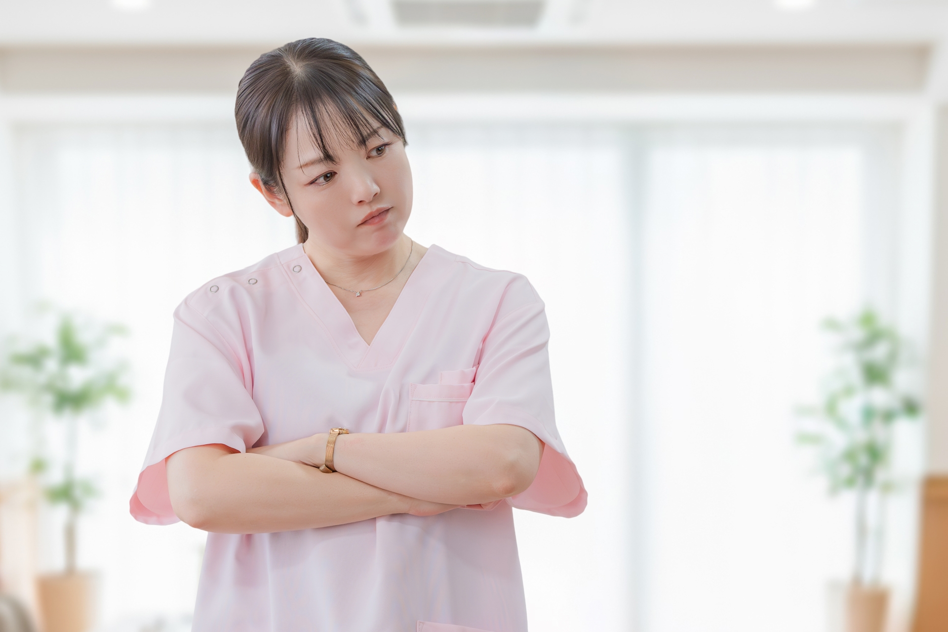 悩む医療系女性