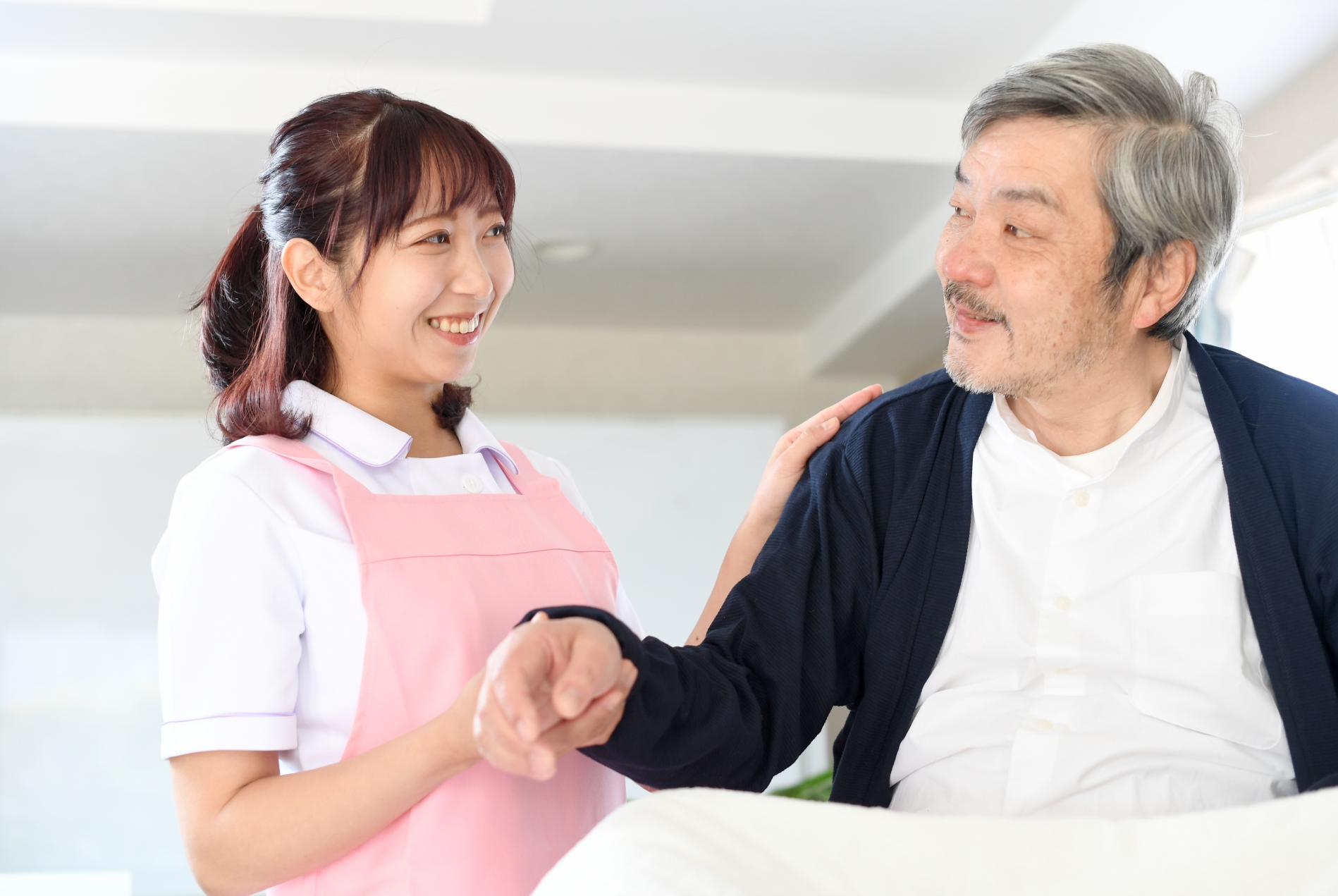 高齢男性と介護士
