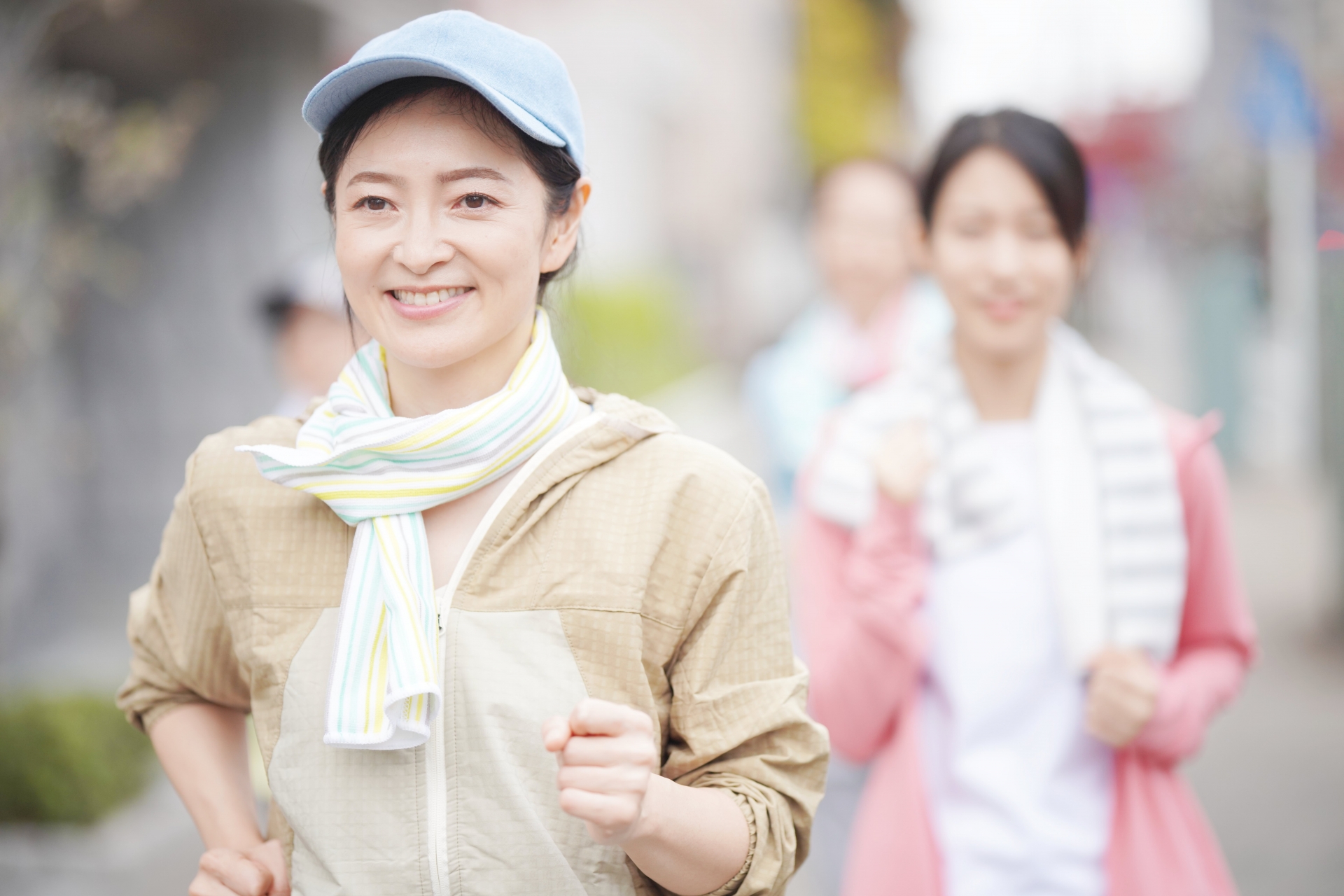 ウォーキングをする女性