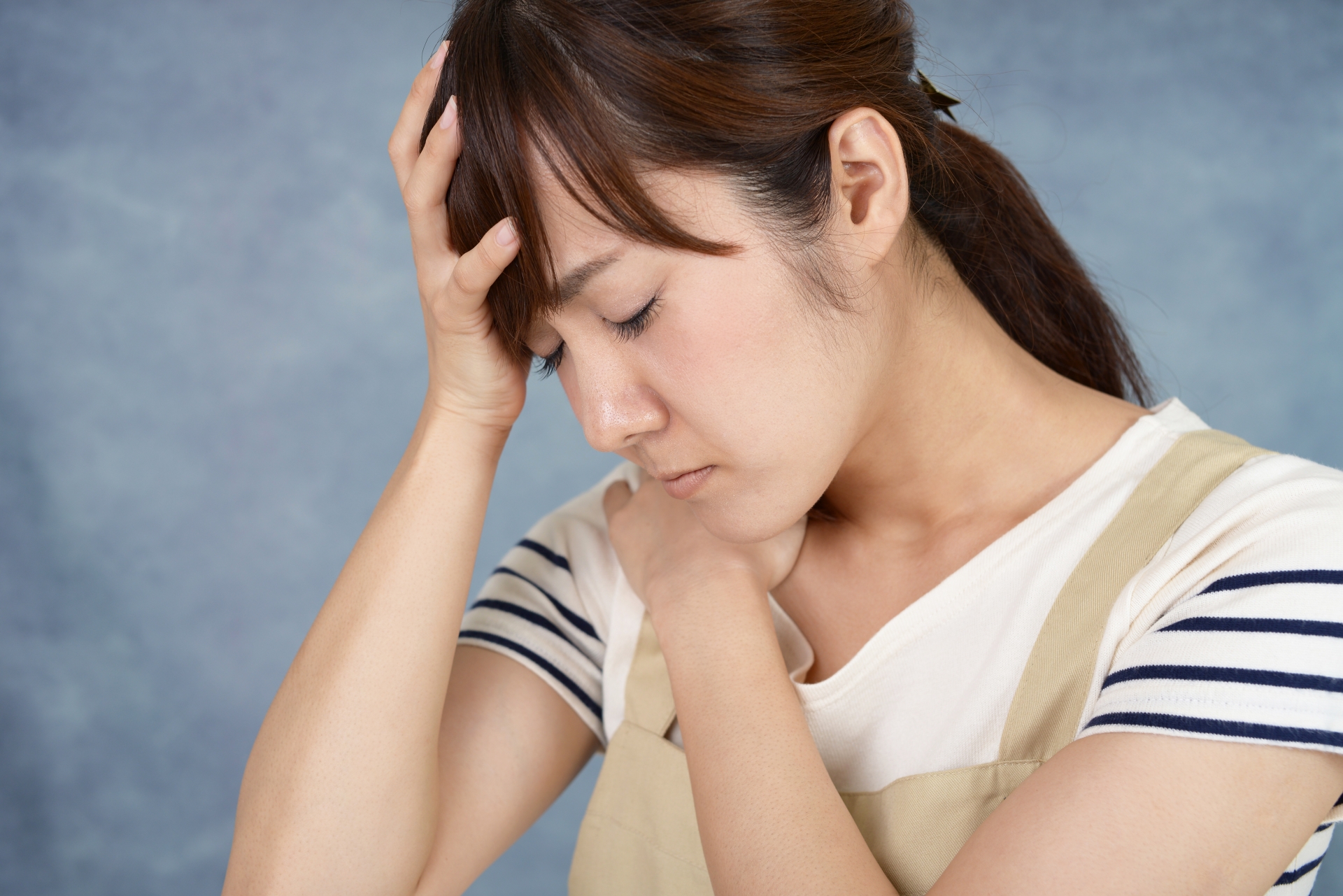 疲れたエプロン姿の女性
