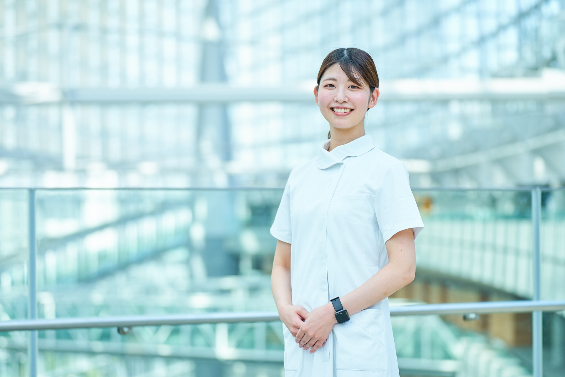立っている白衣の女性