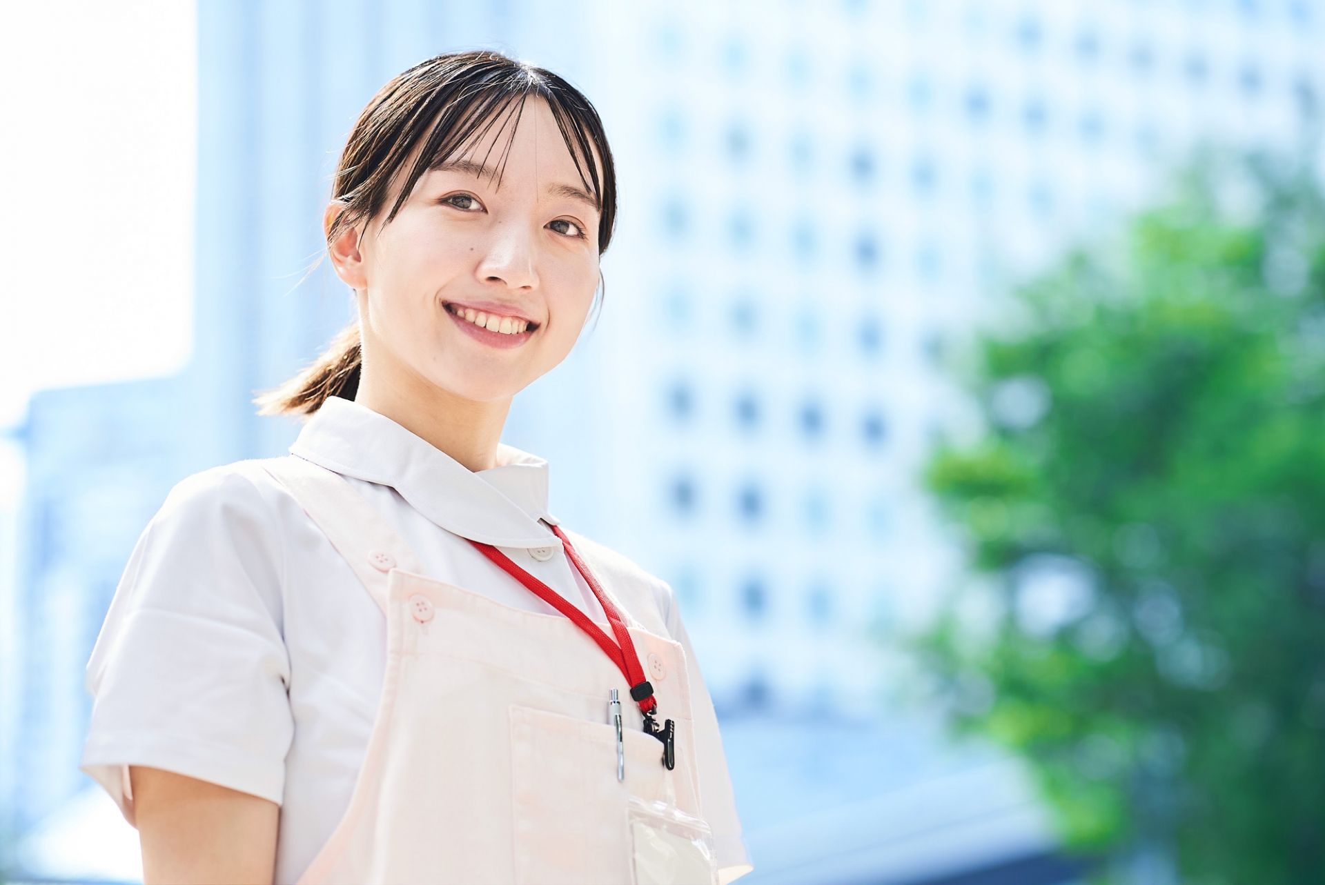 屋外にいるエプロンをつけた女性