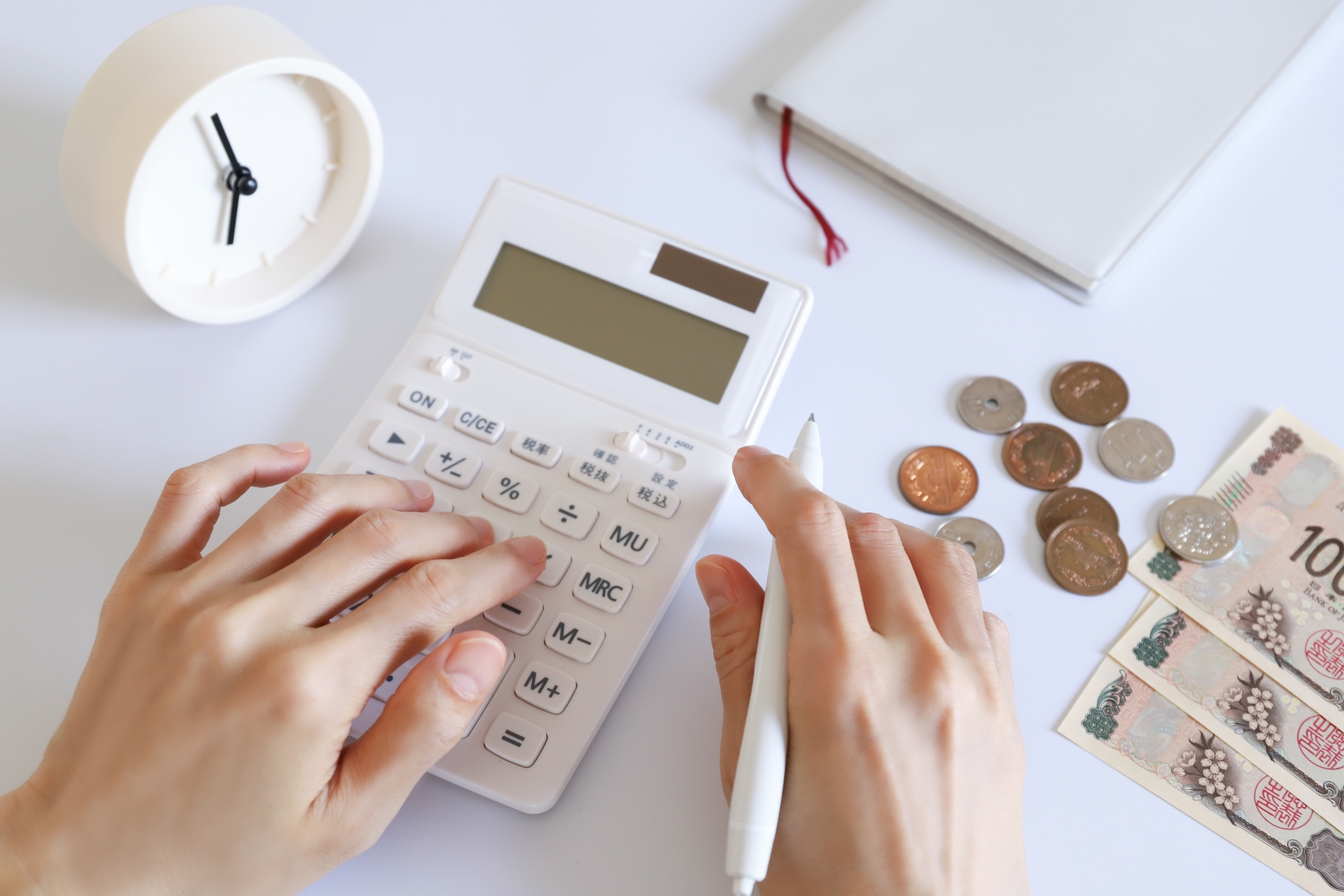 電卓を打つ人の手元