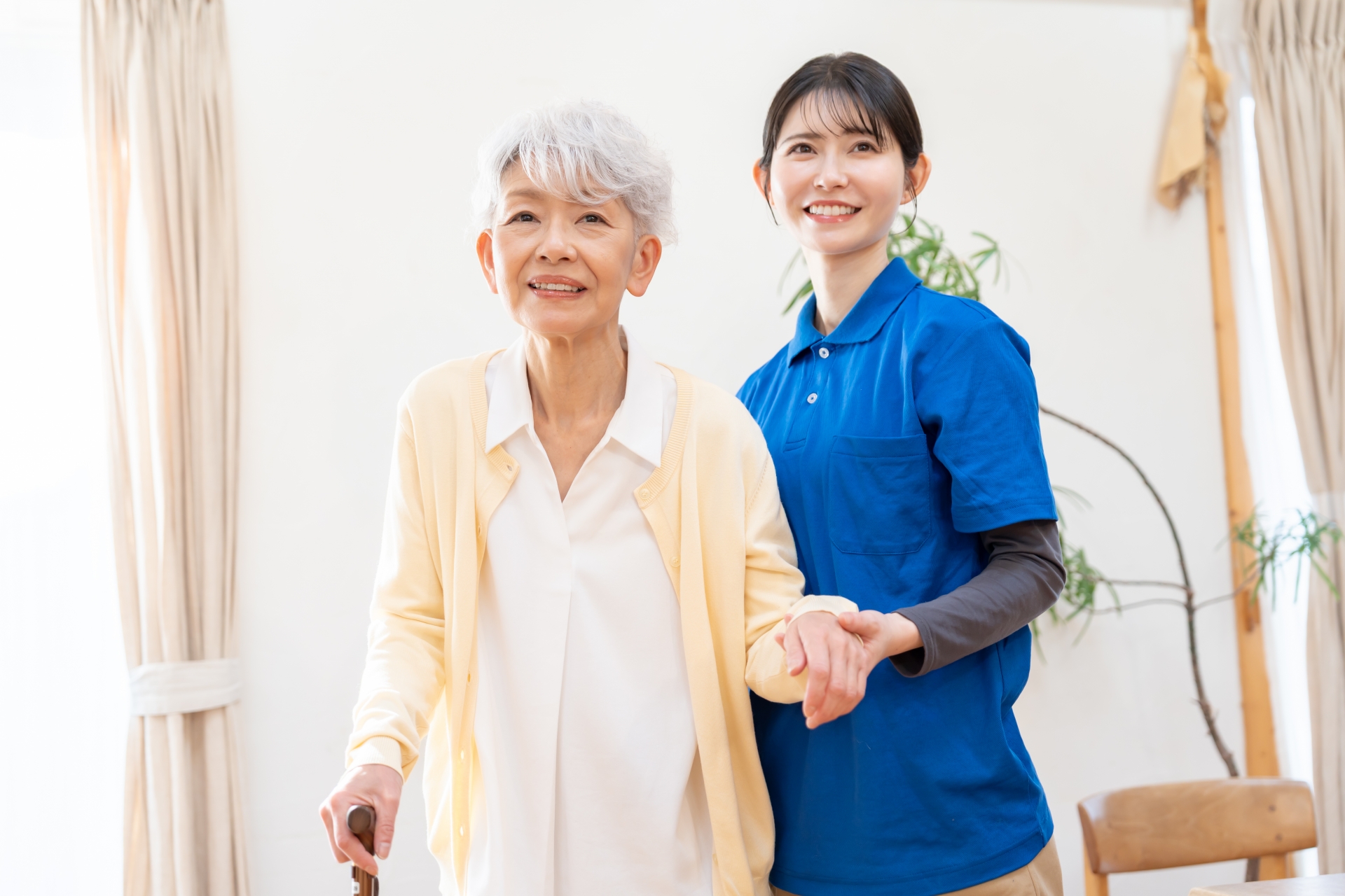 高齢者と女性介護士