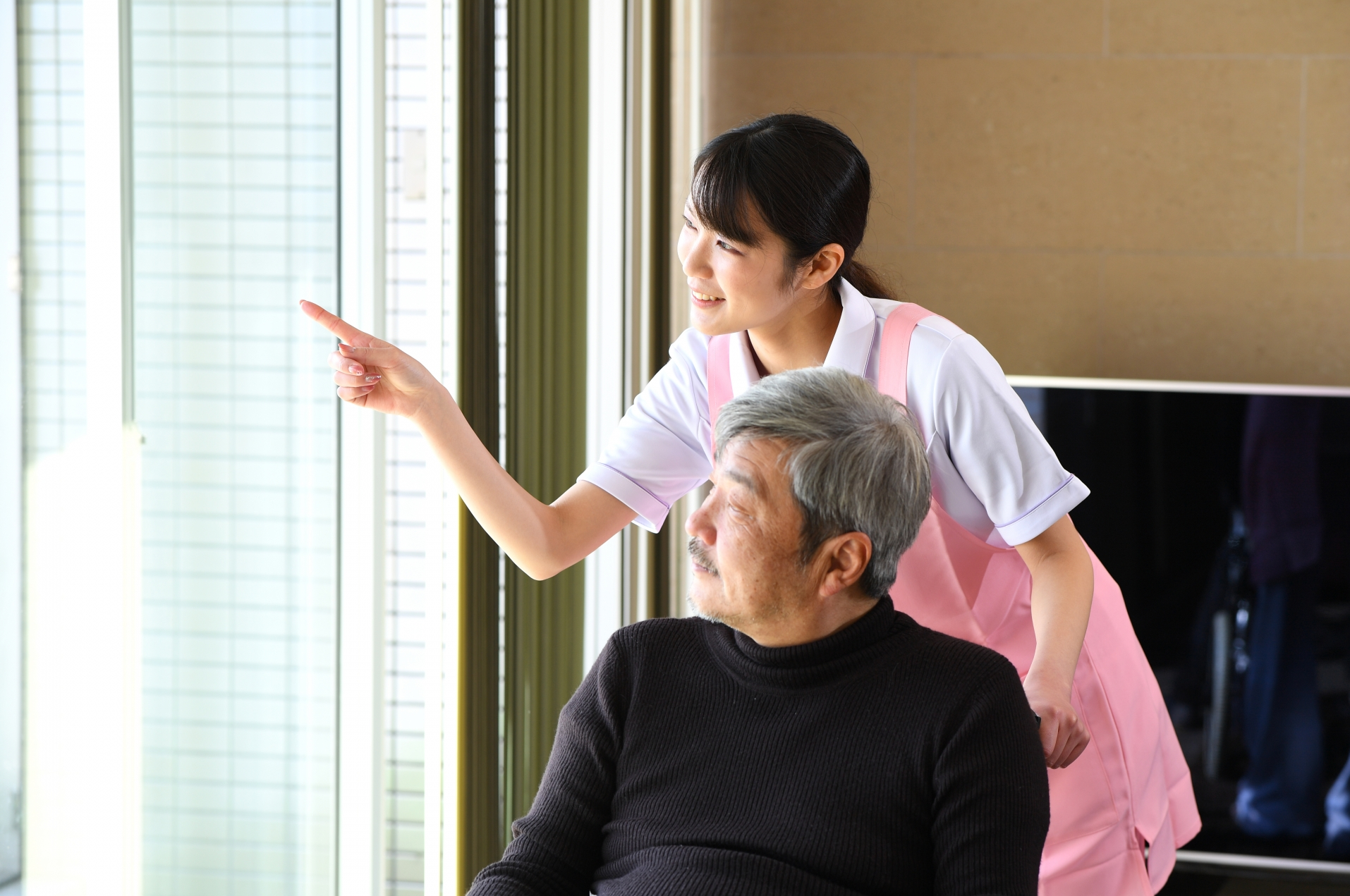 指差しをする女性