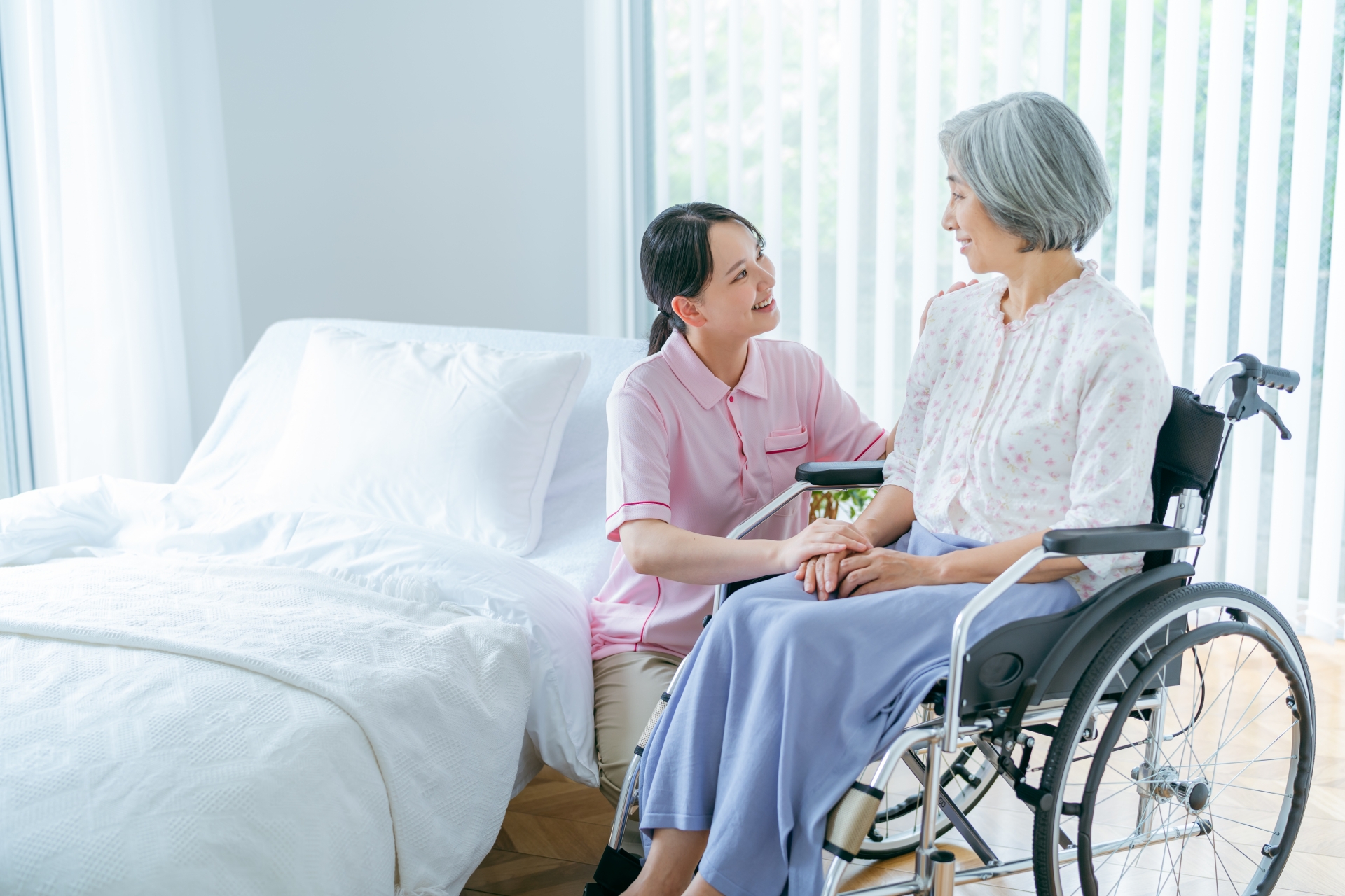 介護施設で暮らすシニア女性と若い介護士