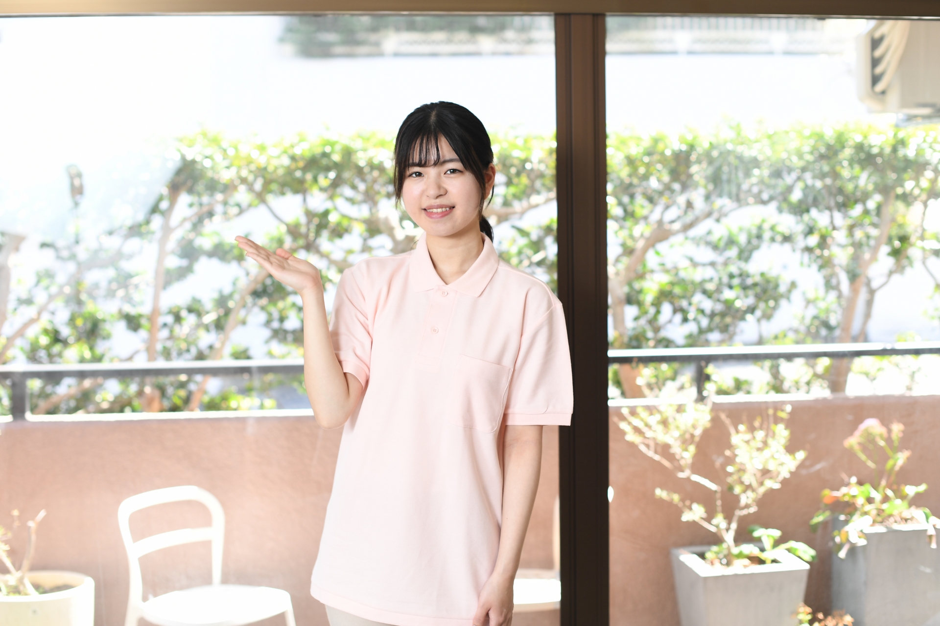 案内をする笑顔の女性スタッフ