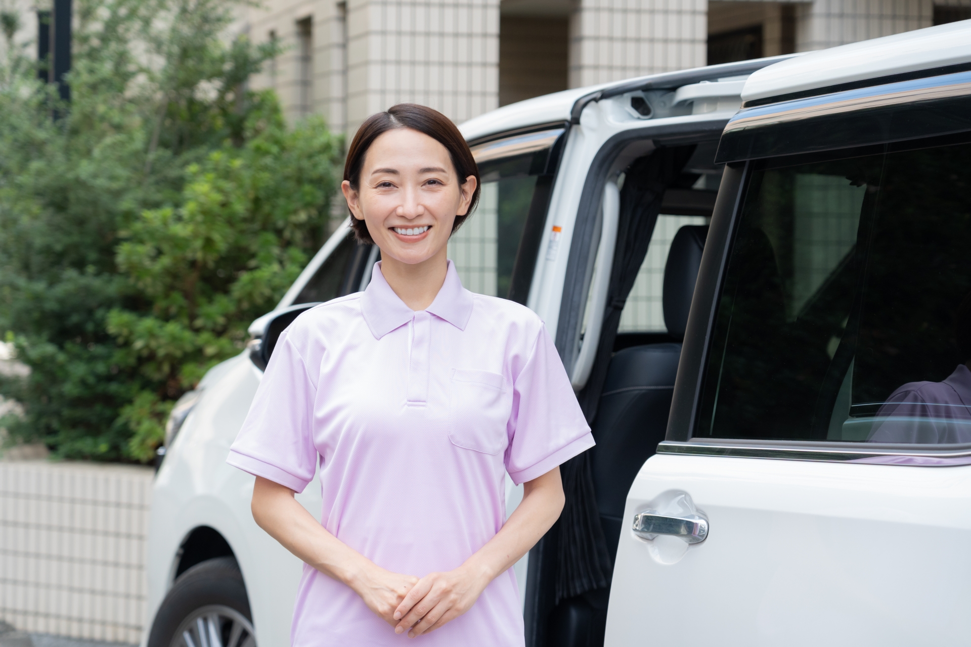 車で訪問介護をする介護士