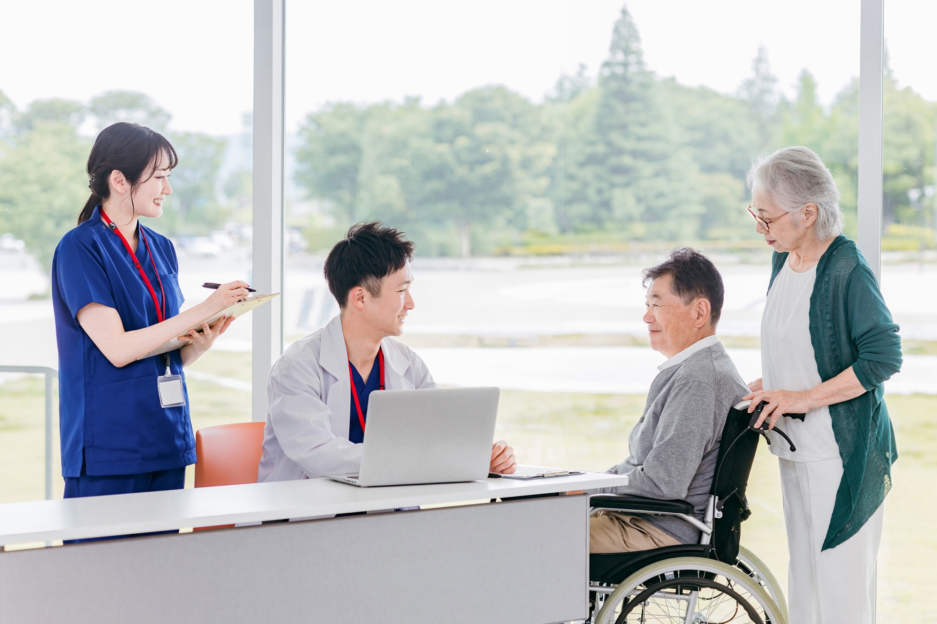 医師と話をする高齢者たち