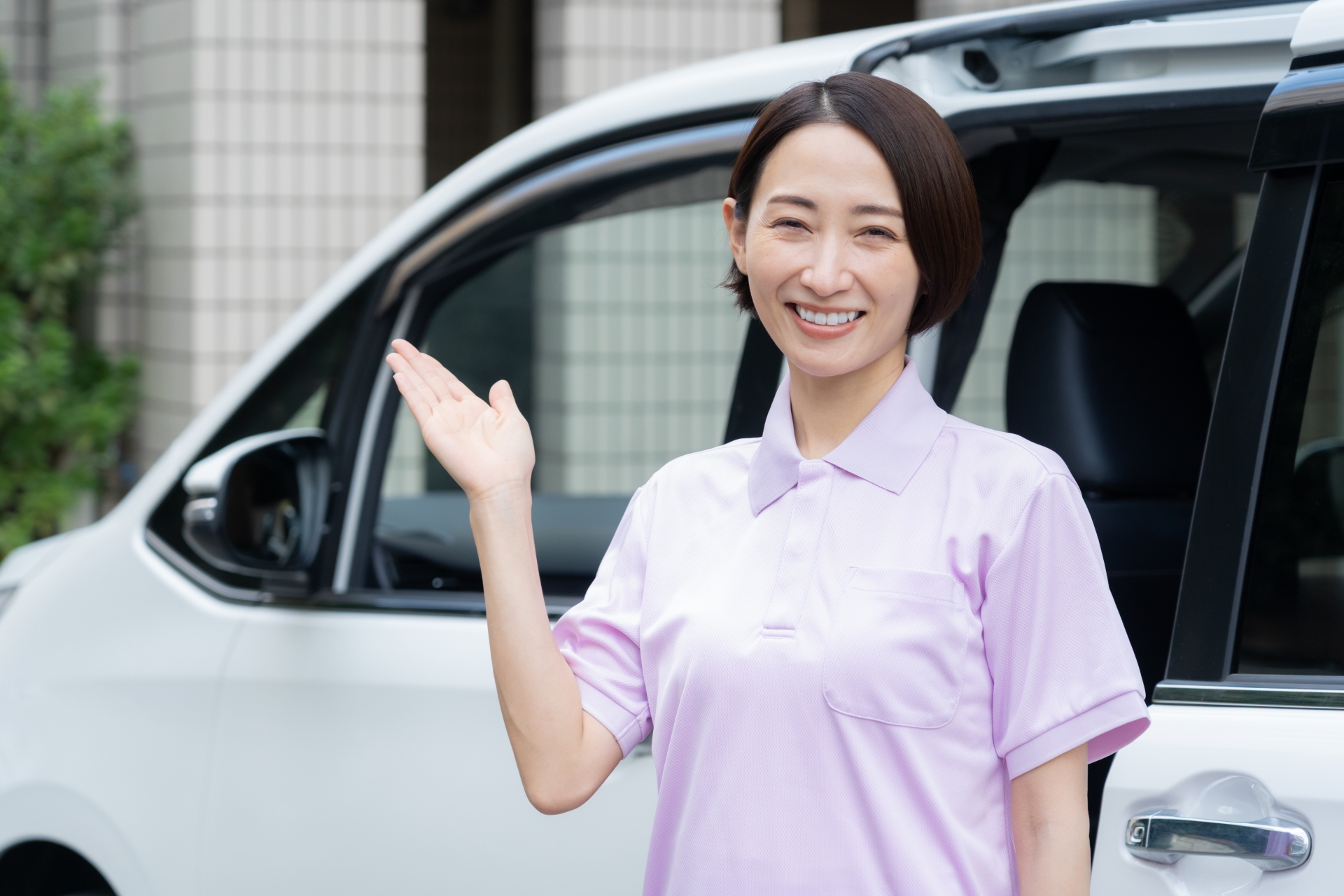 車で訪問介護をするミドルの女性介護士