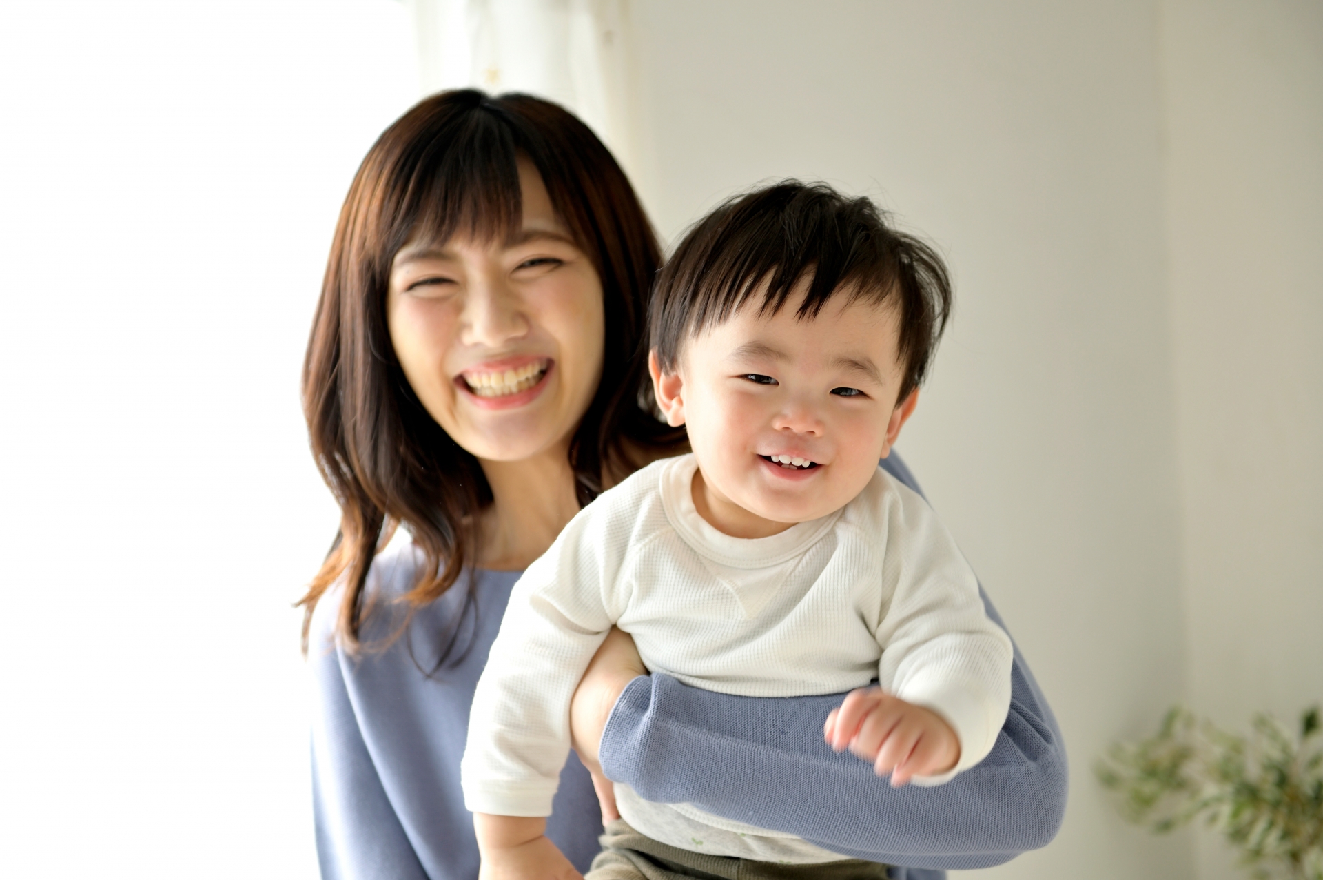 子供を抱っこする母親