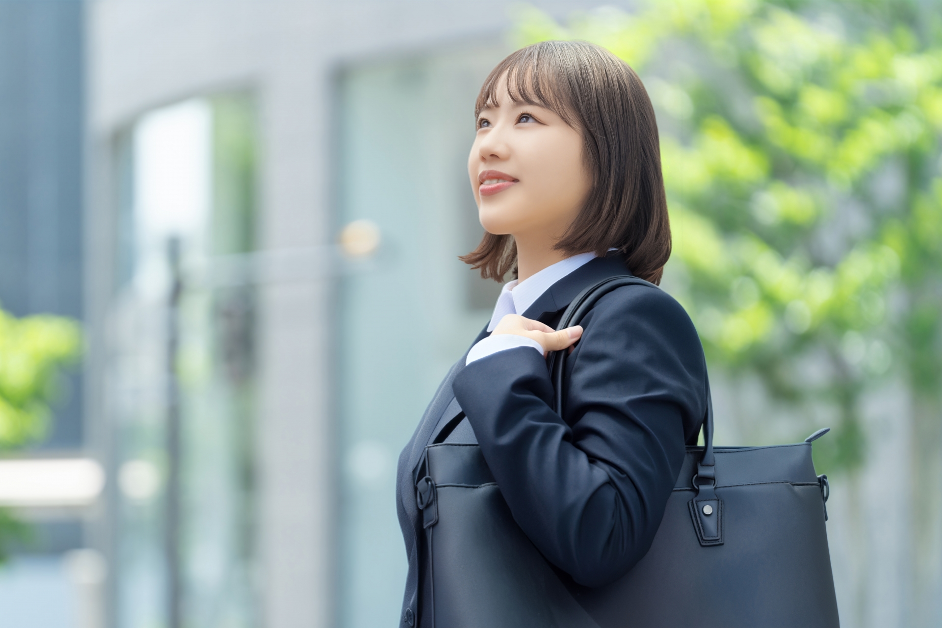 新入社員の若い女性