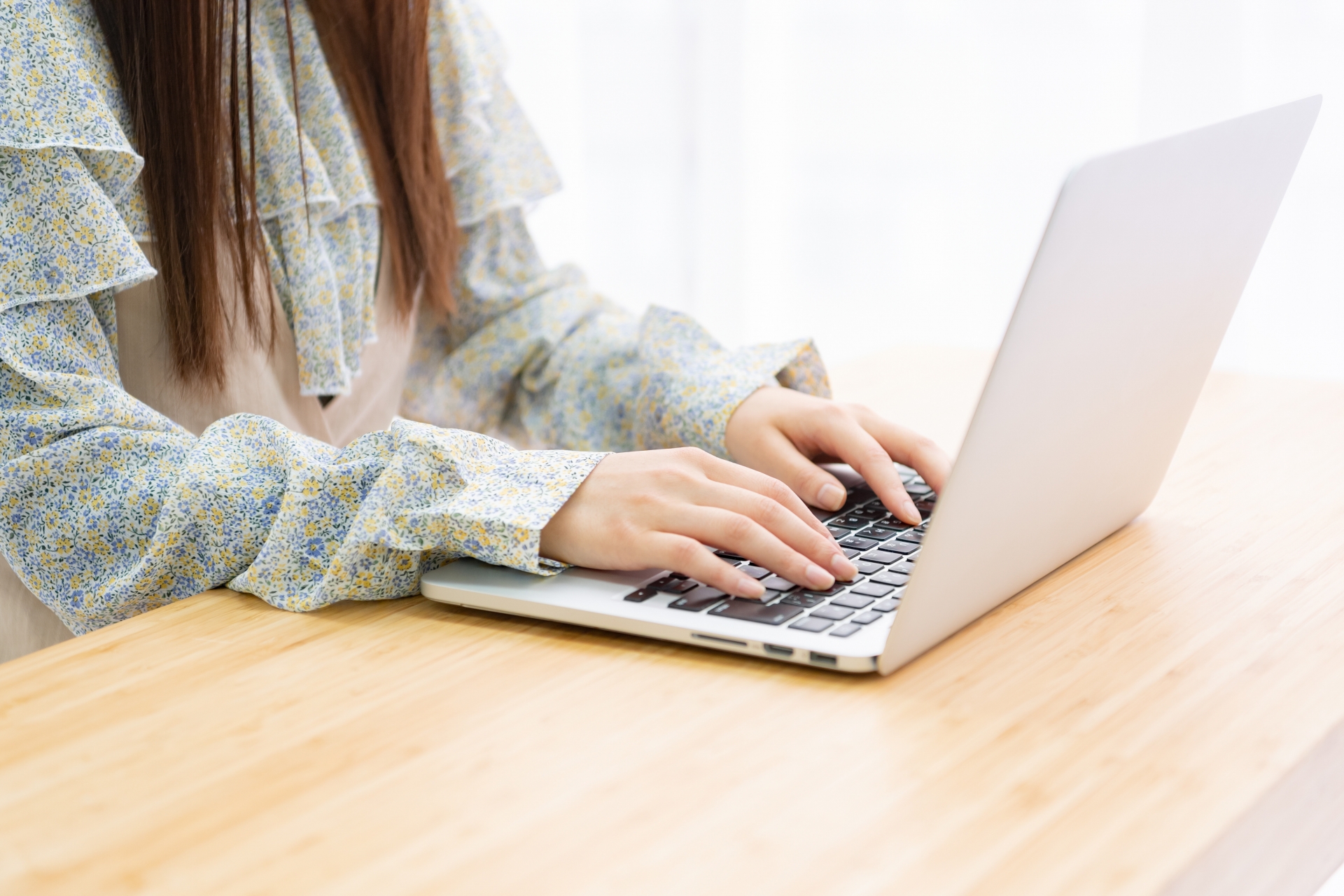 パソコンを操作する人の手元