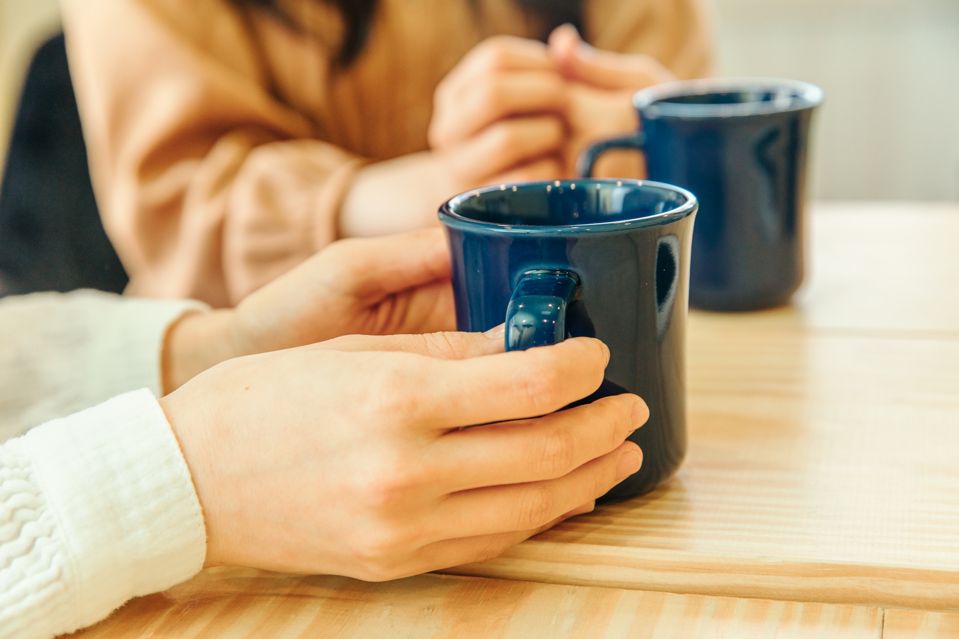コーヒーを飲む女性