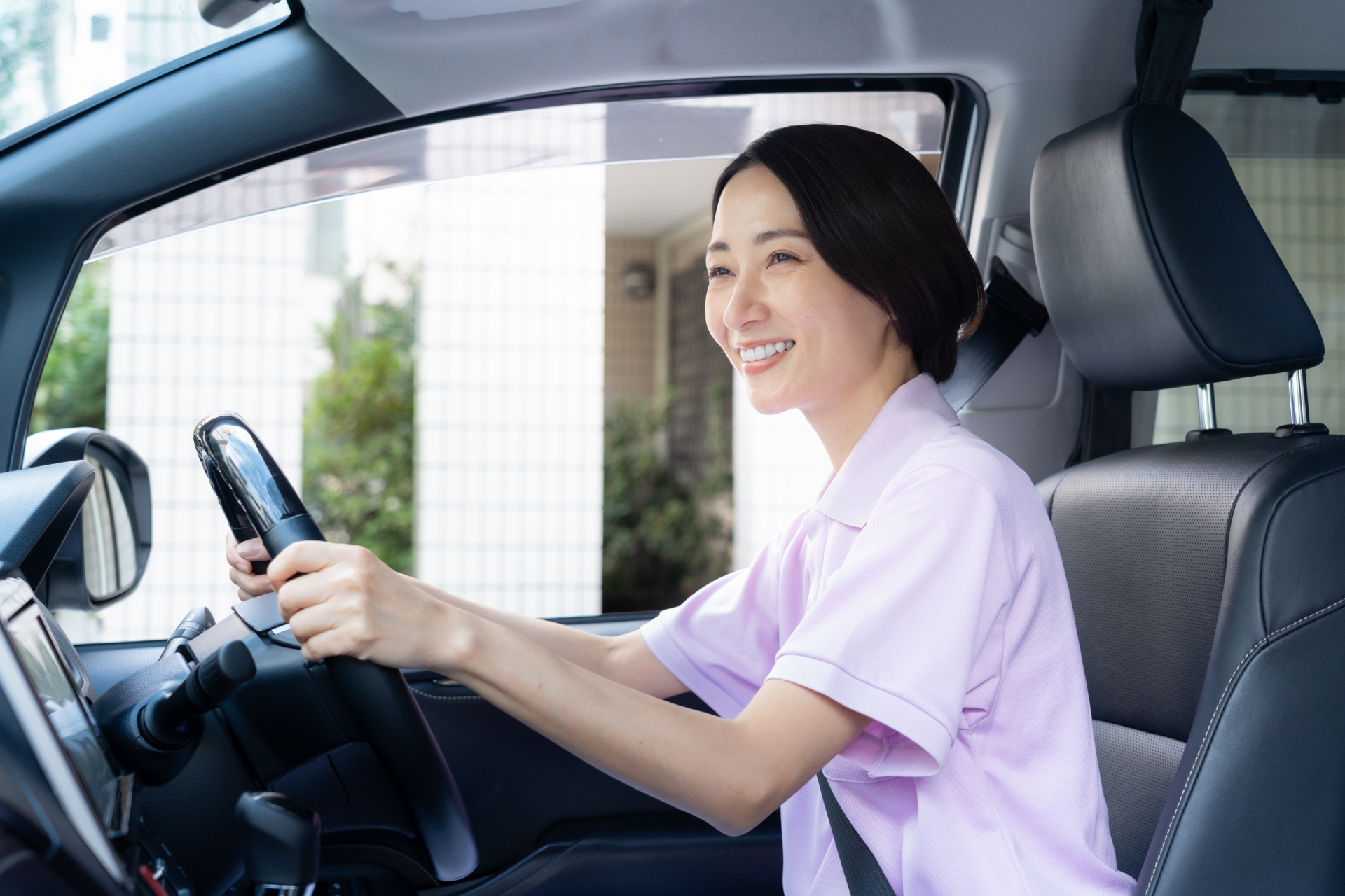 車を運転するスタッフ