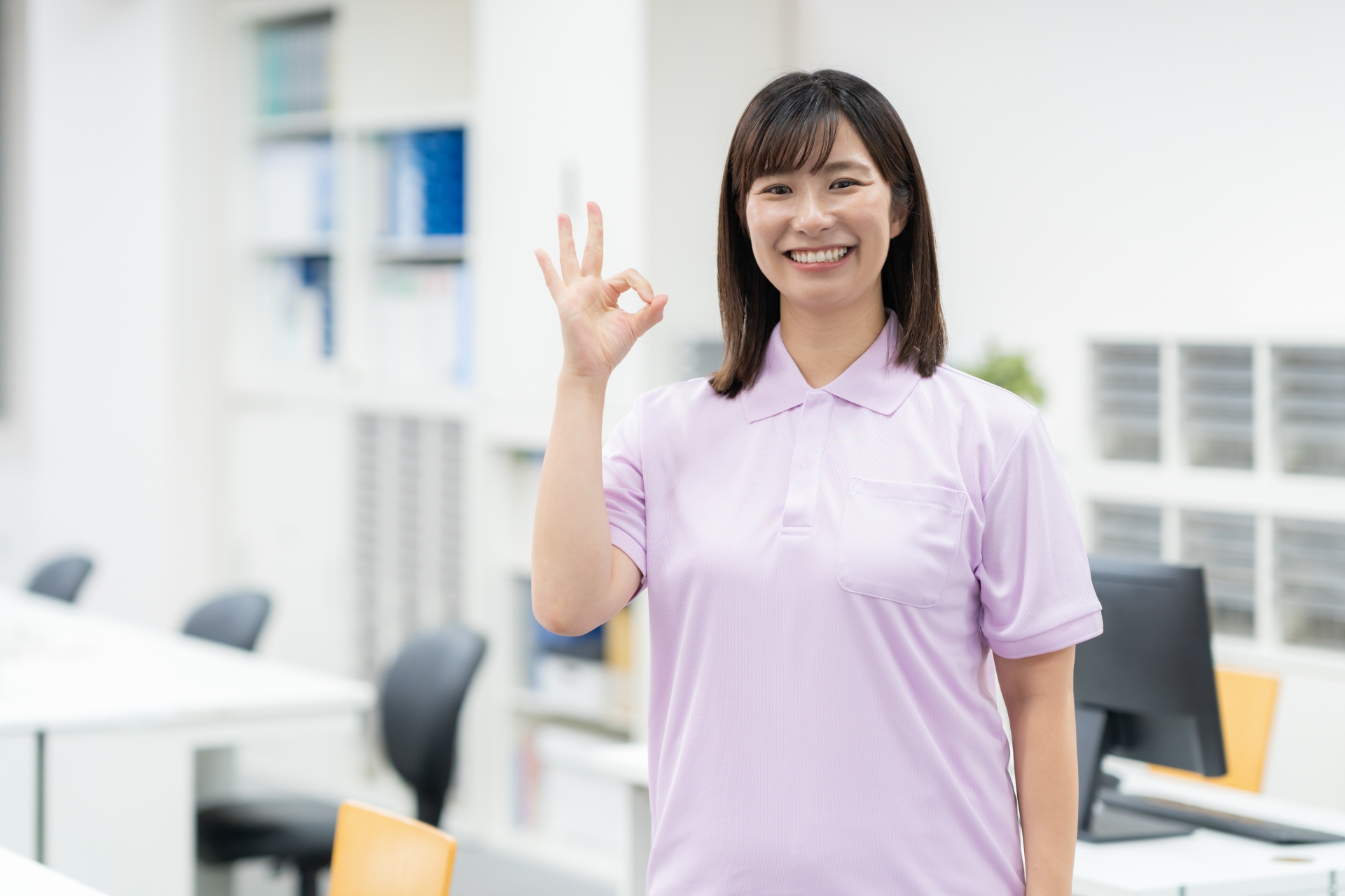 介護施設の事務所で若い女性の介護士