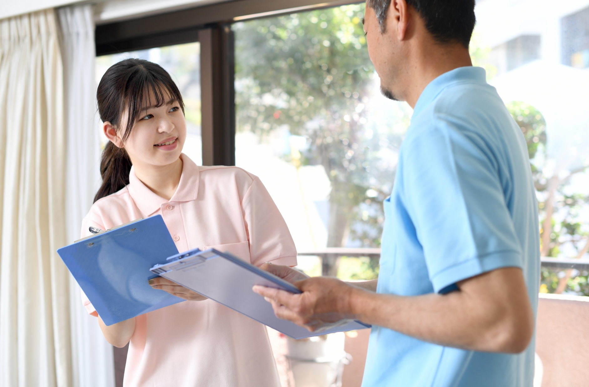 ベテラン介護士と若い介護士
