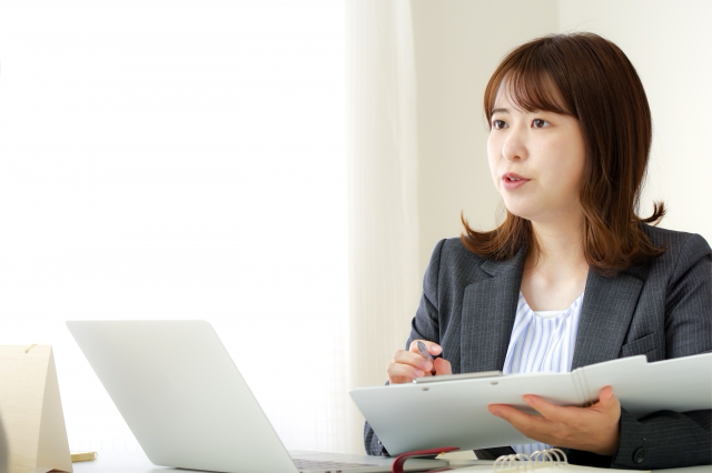 顧客と話し合いをするスーツ姿の女性
