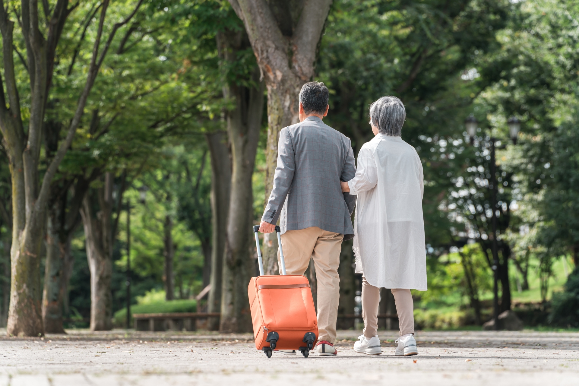 歩く高齢者夫婦の後ろ姿