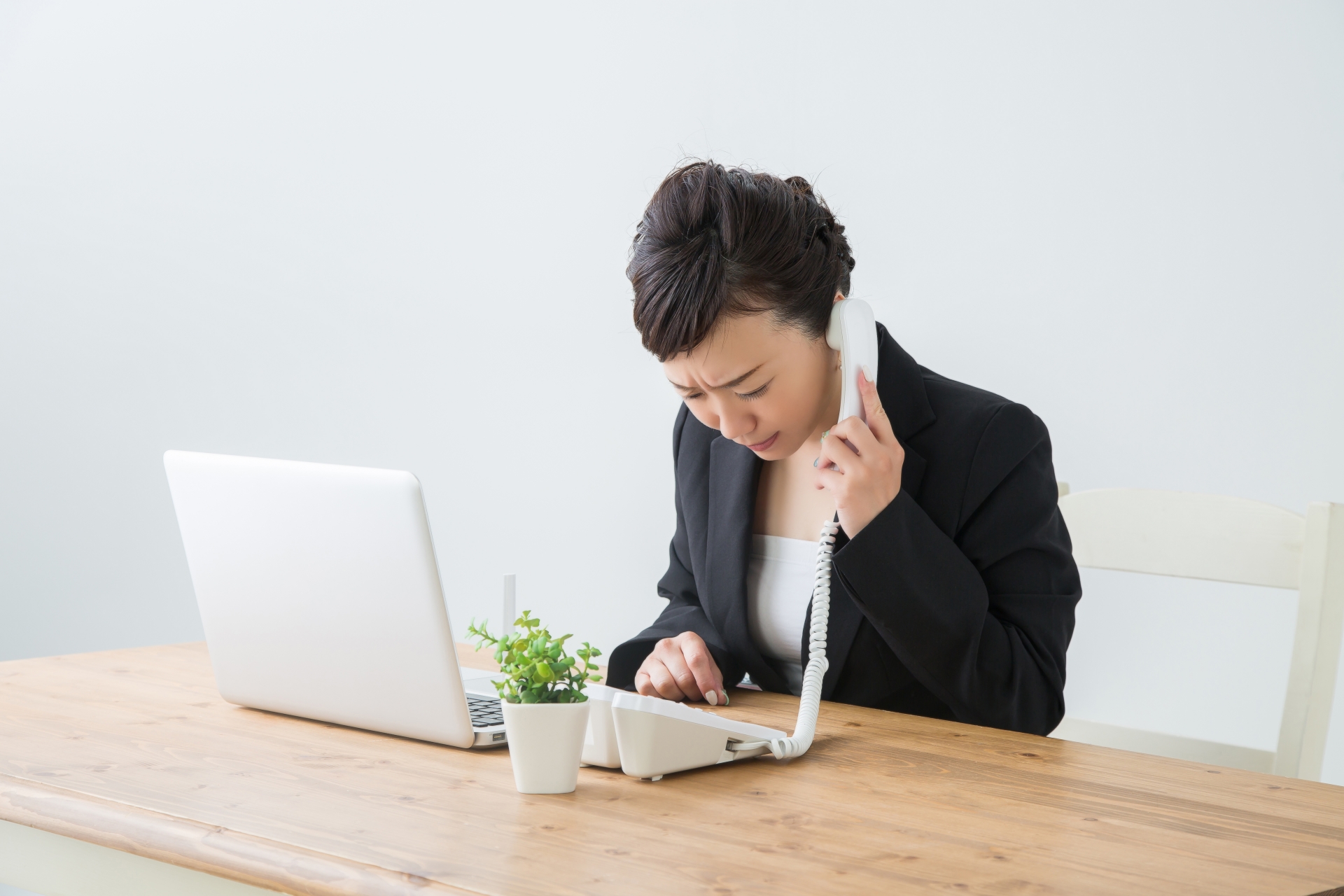 電話で謝罪する女性